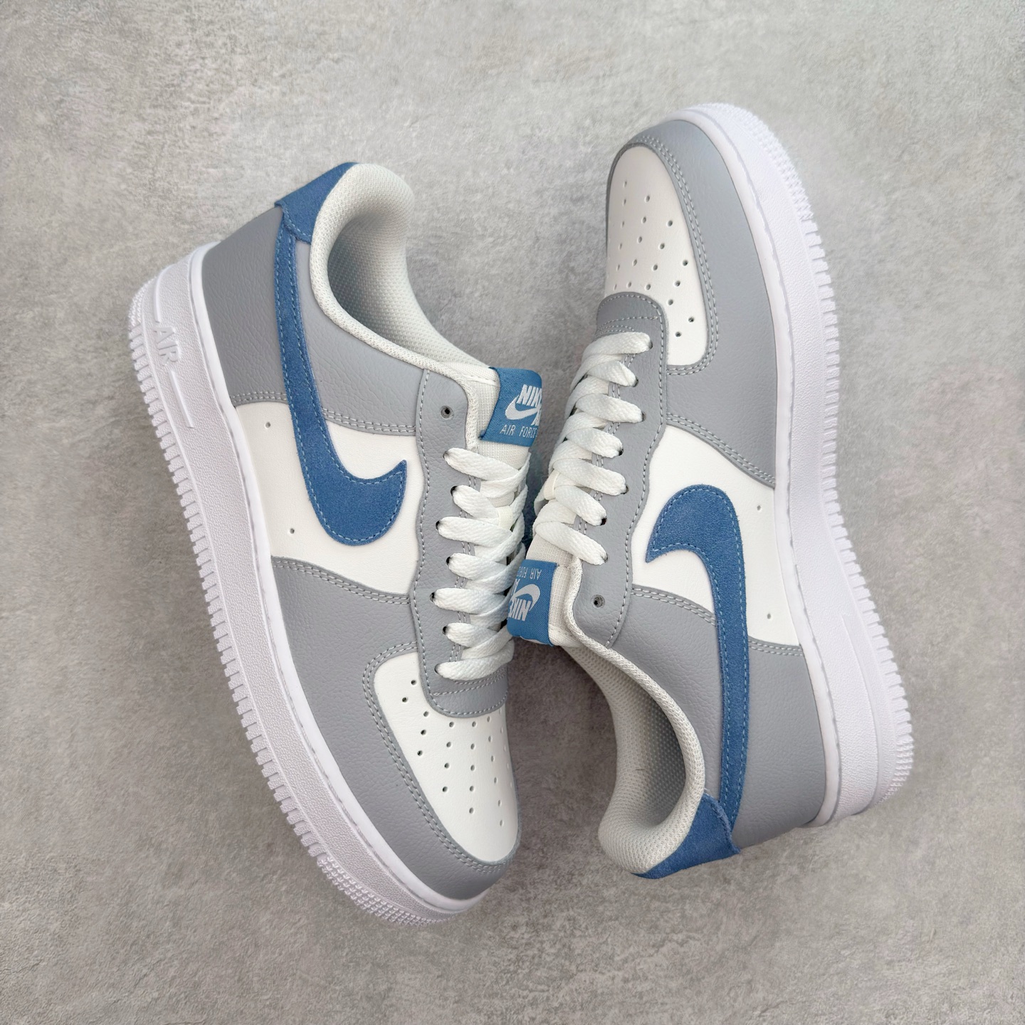 图片[3]-＃XT纯原 NK Air Force 1´07 Low 空军一号低帮百搭休闲运动板鞋 HV1795-141 顶级批次 2022全新楦头鞋型 鱼鳞大底 历时开发三个月 清洁度完美 二维码鞋标 内置芯片及solo气垫 大底高度及其弧度依照正品 钢印 logo刺绣 鞋口弧度 鞋头长度 鞋面冲孔 鞋垫背胶及钢印 完美鞋型对比正品 每一处都是细节满满 柔软、弹性十足的缓震性能和出色的中底设计 横跨复古与现代的外型结合 造就出风靡全球 三十多年的Force 1 直到今天还深受青睐 实拍调校N版已经零色差零失真 百分百还原实物色彩所见即所得 不存在货不对板色差等低级问题 选购参考实物拍摄 不混卖不参货 只用心做好货严格选品 承诺混一赔十 尺码：36 36.5 37.5 38 38.5 39 40 40.5 41 42 42.5 43 44 44.5 45-选品中心