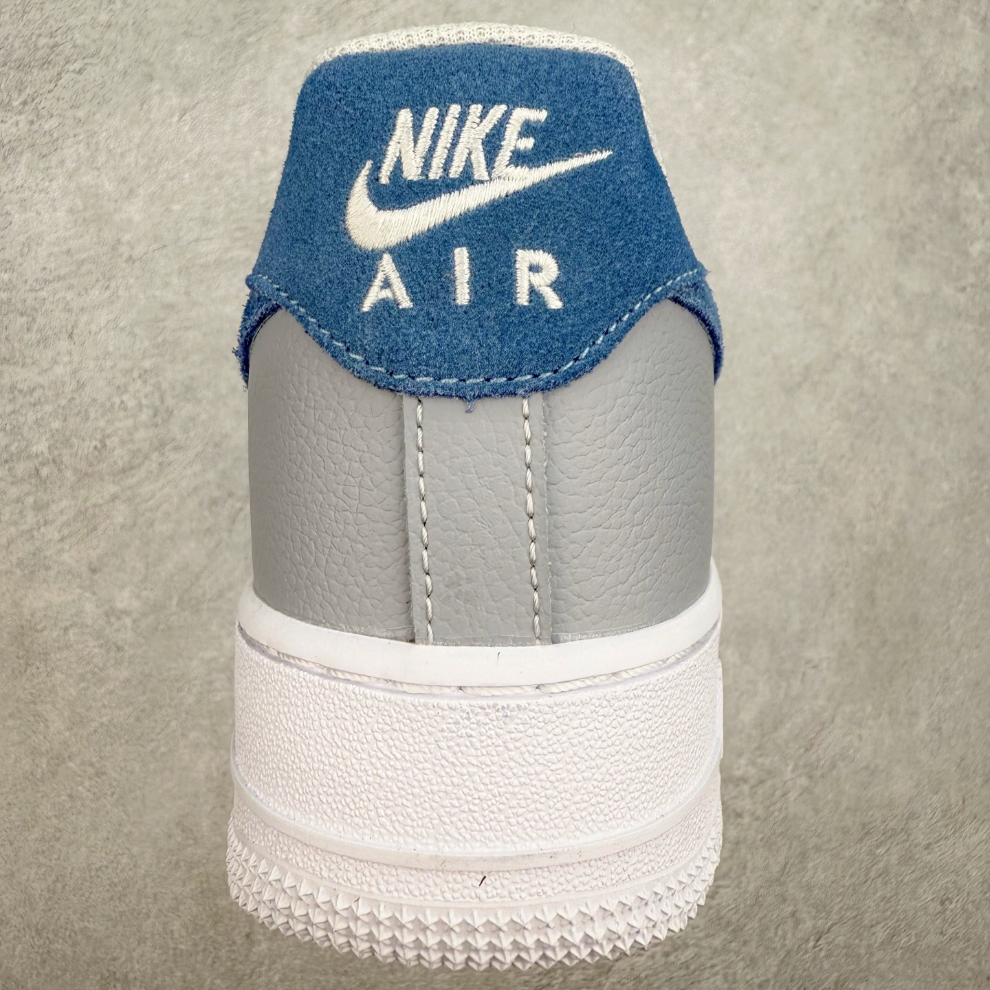 图片[8]-＃XT纯原 NK Air Force 1´07 Low 空军一号低帮百搭休闲运动板鞋 HV1795-141 顶级批次 2022全新楦头鞋型 鱼鳞大底 历时开发三个月 清洁度完美 二维码鞋标 内置芯片及solo气垫 大底高度及其弧度依照正品 钢印 logo刺绣 鞋口弧度 鞋头长度 鞋面冲孔 鞋垫背胶及钢印 完美鞋型对比正品 每一处都是细节满满 柔软、弹性十足的缓震性能和出色的中底设计 横跨复古与现代的外型结合 造就出风靡全球 三十多年的Force 1 直到今天还深受青睐 实拍调校N版已经零色差零失真 百分百还原实物色彩所见即所得 不存在货不对板色差等低级问题 选购参考实物拍摄 不混卖不参货 只用心做好货严格选品 承诺混一赔十 尺码：36 36.5 37.5 38 38.5 39 40 40.5 41 42 42.5 43 44 44.5 45-选品中心