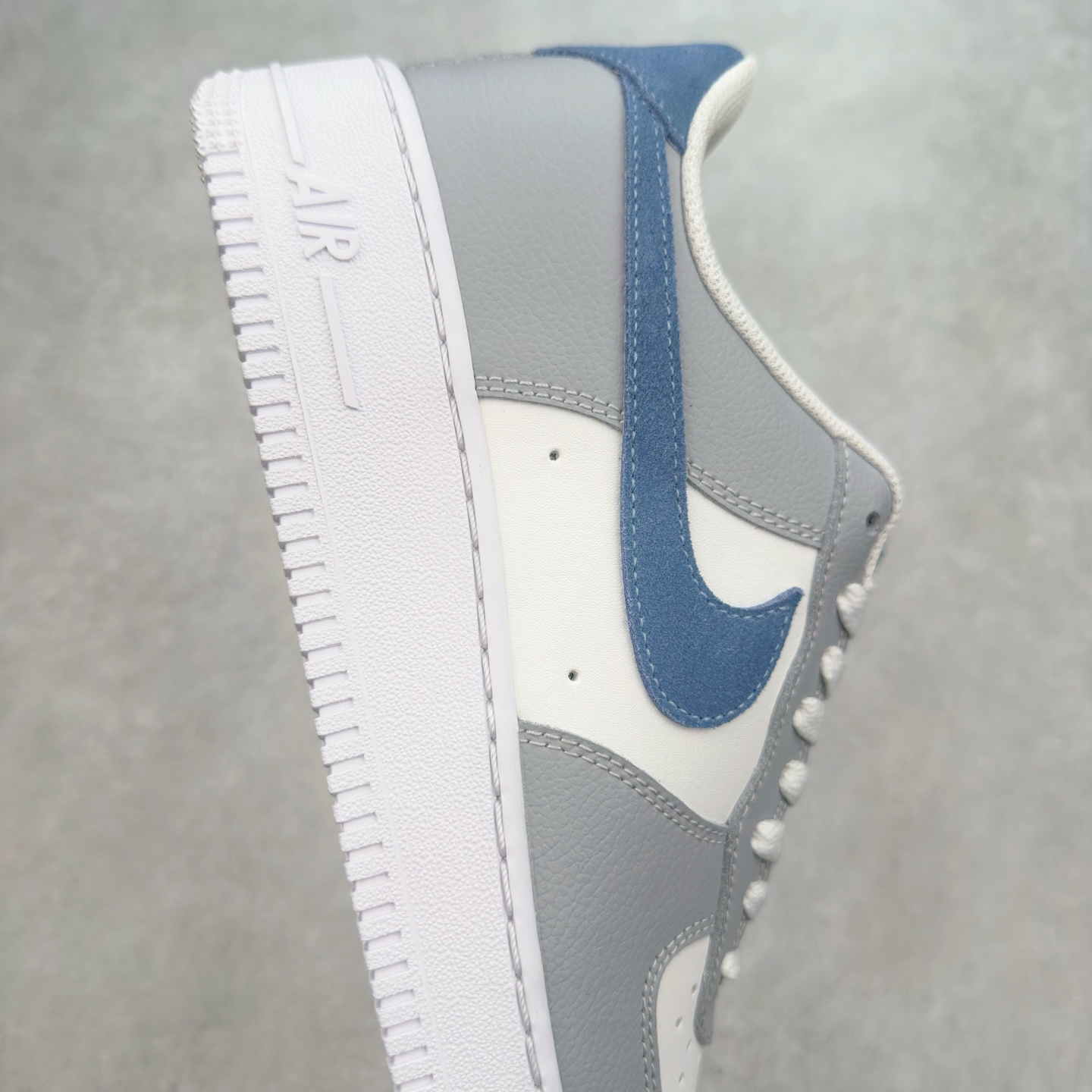 图片[6]-＃XT纯原 NK Air Force 1´07 Low 空军一号低帮百搭休闲运动板鞋 HV1795-141 顶级批次 2022全新楦头鞋型 鱼鳞大底 历时开发三个月 清洁度完美 二维码鞋标 内置芯片及solo气垫 大底高度及其弧度依照正品 钢印 logo刺绣 鞋口弧度 鞋头长度 鞋面冲孔 鞋垫背胶及钢印 完美鞋型对比正品 每一处都是细节满满 柔软、弹性十足的缓震性能和出色的中底设计 横跨复古与现代的外型结合 造就出风靡全球 三十多年的Force 1 直到今天还深受青睐 实拍调校N版已经零色差零失真 百分百还原实物色彩所见即所得 不存在货不对板色差等低级问题 选购参考实物拍摄 不混卖不参货 只用心做好货严格选品 承诺混一赔十 尺码：36 36.5 37.5 38 38.5 39 40 40.5 41 42 42.5 43 44 44.5 45-选品中心