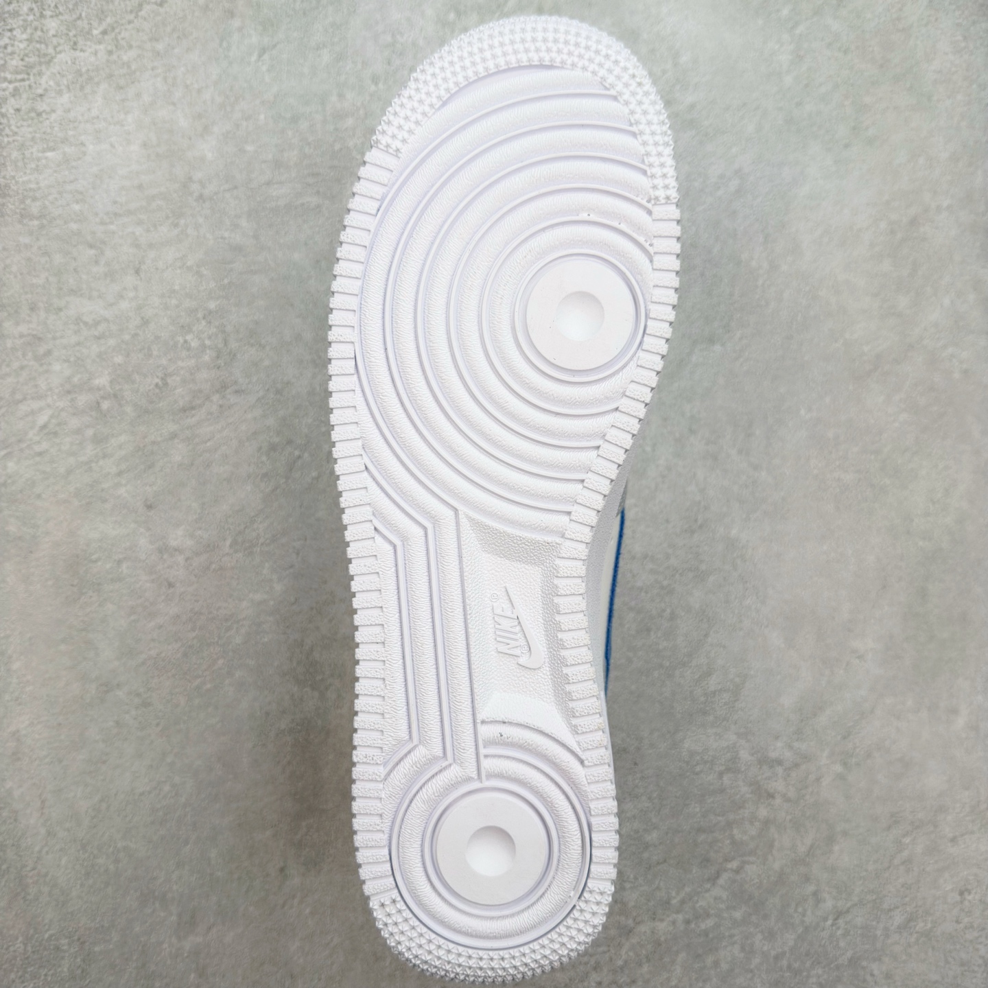 图片[9]-＃XT纯原 NK Air Force 1´07 Low 空军一号低帮百搭休闲运动板鞋 HV1795-141 顶级批次 2022全新楦头鞋型 鱼鳞大底 历时开发三个月 清洁度完美 二维码鞋标 内置芯片及solo气垫 大底高度及其弧度依照正品 钢印 logo刺绣 鞋口弧度 鞋头长度 鞋面冲孔 鞋垫背胶及钢印 完美鞋型对比正品 每一处都是细节满满 柔软、弹性十足的缓震性能和出色的中底设计 横跨复古与现代的外型结合 造就出风靡全球 三十多年的Force 1 直到今天还深受青睐 实拍调校N版已经零色差零失真 百分百还原实物色彩所见即所得 不存在货不对板色差等低级问题 选购参考实物拍摄 不混卖不参货 只用心做好货严格选品 承诺混一赔十 尺码：36 36.5 37.5 38 38.5 39 40 40.5 41 42 42.5 43 44 44.5 45-选品中心