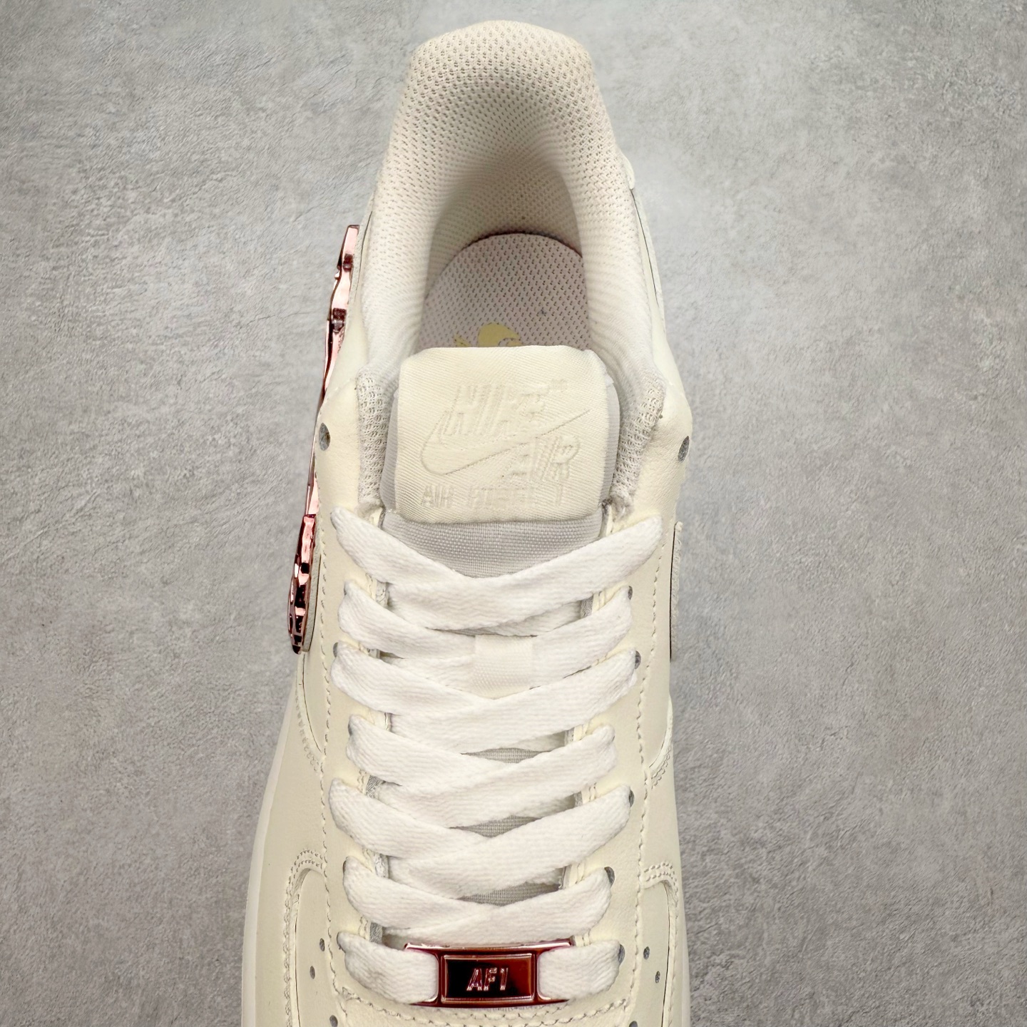 图片[5]-＃XT纯原 NK Air Force 1´07 Low 空军一号低帮百搭休闲运动板鞋 IF1686-161 顶级批次 2022全新楦头鞋型 鱼鳞大底 历时开发三个月 清洁度完美 二维码鞋标 内置芯片及solo气垫 大底高度及其弧度依照正品 钢印 logo刺绣 鞋口弧度 鞋头长度 鞋面冲孔 鞋垫背胶及钢印 完美鞋型对比正品 每一处都是细节满满 柔软、弹性十足的缓震性能和出色的中底设计 横跨复古与现代的外型结合 造就出风靡全球 三十多年的Force 1 直到今天还深受青睐 实拍调校N版已经零色差零失真 百分百还原实物色彩所见即所得 不存在货不对板色差等低级问题 选购参考实物拍摄 不混卖不参货 只用心做好货严格选品 承诺混一赔十 尺码：36 36.5 37.5 38 38.5 39 40 40.5 41 42 42.5 43 44 44.5 45-选品中心