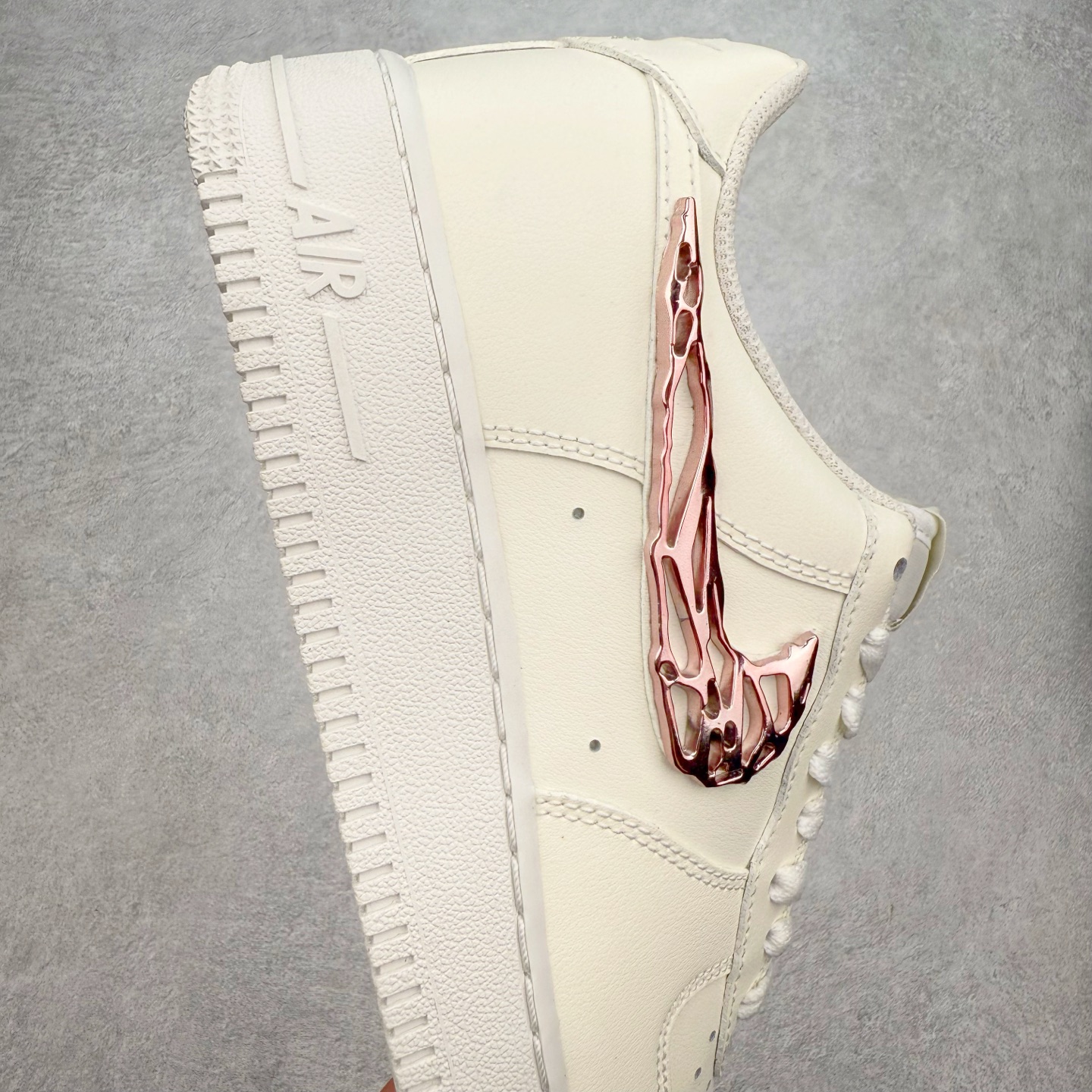 图片[6]-＃XT纯原 NK Air Force 1´07 Low 空军一号低帮百搭休闲运动板鞋 IF1686-161 顶级批次 2022全新楦头鞋型 鱼鳞大底 历时开发三个月 清洁度完美 二维码鞋标 内置芯片及solo气垫 大底高度及其弧度依照正品 钢印 logo刺绣 鞋口弧度 鞋头长度 鞋面冲孔 鞋垫背胶及钢印 完美鞋型对比正品 每一处都是细节满满 柔软、弹性十足的缓震性能和出色的中底设计 横跨复古与现代的外型结合 造就出风靡全球 三十多年的Force 1 直到今天还深受青睐 实拍调校N版已经零色差零失真 百分百还原实物色彩所见即所得 不存在货不对板色差等低级问题 选购参考实物拍摄 不混卖不参货 只用心做好货严格选品 承诺混一赔十 尺码：36 36.5 37.5 38 38.5 39 40 40.5 41 42 42.5 43 44 44.5 45-选品中心