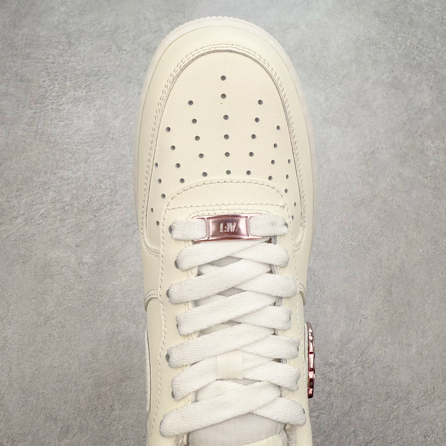 图片[4]-＃XT纯原 NK Air Force 1´07 Low 空军一号低帮百搭休闲运动板鞋 IF1686-161 顶级批次 2022全新楦头鞋型 鱼鳞大底 历时开发三个月 清洁度完美 二维码鞋标 内置芯片及solo气垫 大底高度及其弧度依照正品 钢印 logo刺绣 鞋口弧度 鞋头长度 鞋面冲孔 鞋垫背胶及钢印 完美鞋型对比正品 每一处都是细节满满 柔软、弹性十足的缓震性能和出色的中底设计 横跨复古与现代的外型结合 造就出风靡全球 三十多年的Force 1 直到今天还深受青睐 实拍调校N版已经零色差零失真 百分百还原实物色彩所见即所得 不存在货不对板色差等低级问题 选购参考实物拍摄 不混卖不参货 只用心做好货严格选品 承诺混一赔十 尺码：36 36.5 37.5 38 38.5 39 40 40.5 41 42 42.5 43 44 44.5 45-选品中心