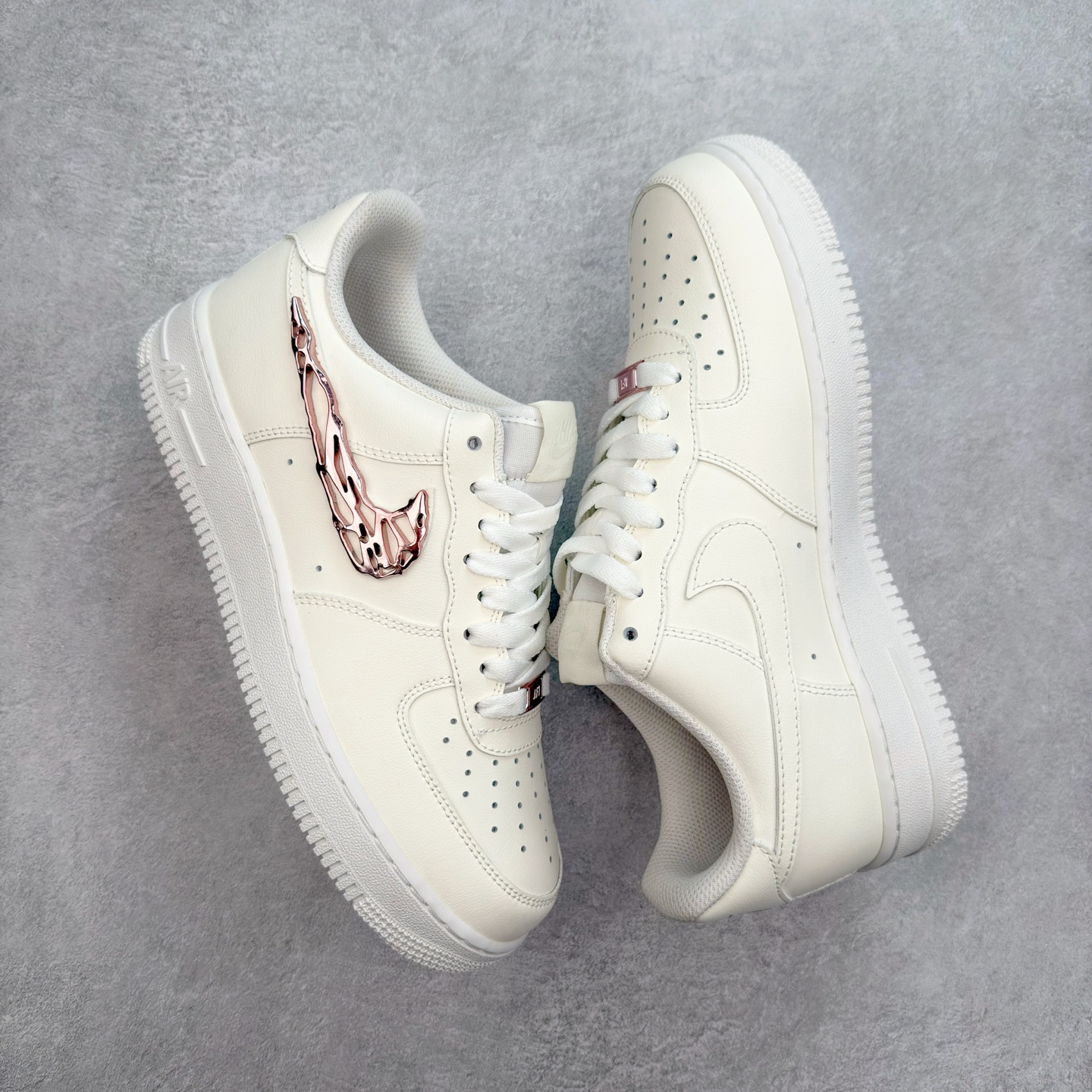 图片[3]-＃XT纯原 NK Air Force 1´07 Low 空军一号低帮百搭休闲运动板鞋 IF1686-161 顶级批次 2022全新楦头鞋型 鱼鳞大底 历时开发三个月 清洁度完美 二维码鞋标 内置芯片及solo气垫 大底高度及其弧度依照正品 钢印 logo刺绣 鞋口弧度 鞋头长度 鞋面冲孔 鞋垫背胶及钢印 完美鞋型对比正品 每一处都是细节满满 柔软、弹性十足的缓震性能和出色的中底设计 横跨复古与现代的外型结合 造就出风靡全球 三十多年的Force 1 直到今天还深受青睐 实拍调校N版已经零色差零失真 百分百还原实物色彩所见即所得 不存在货不对板色差等低级问题 选购参考实物拍摄 不混卖不参货 只用心做好货严格选品 承诺混一赔十 尺码：36 36.5 37.5 38 38.5 39 40 40.5 41 42 42.5 43 44 44.5 45-选品中心