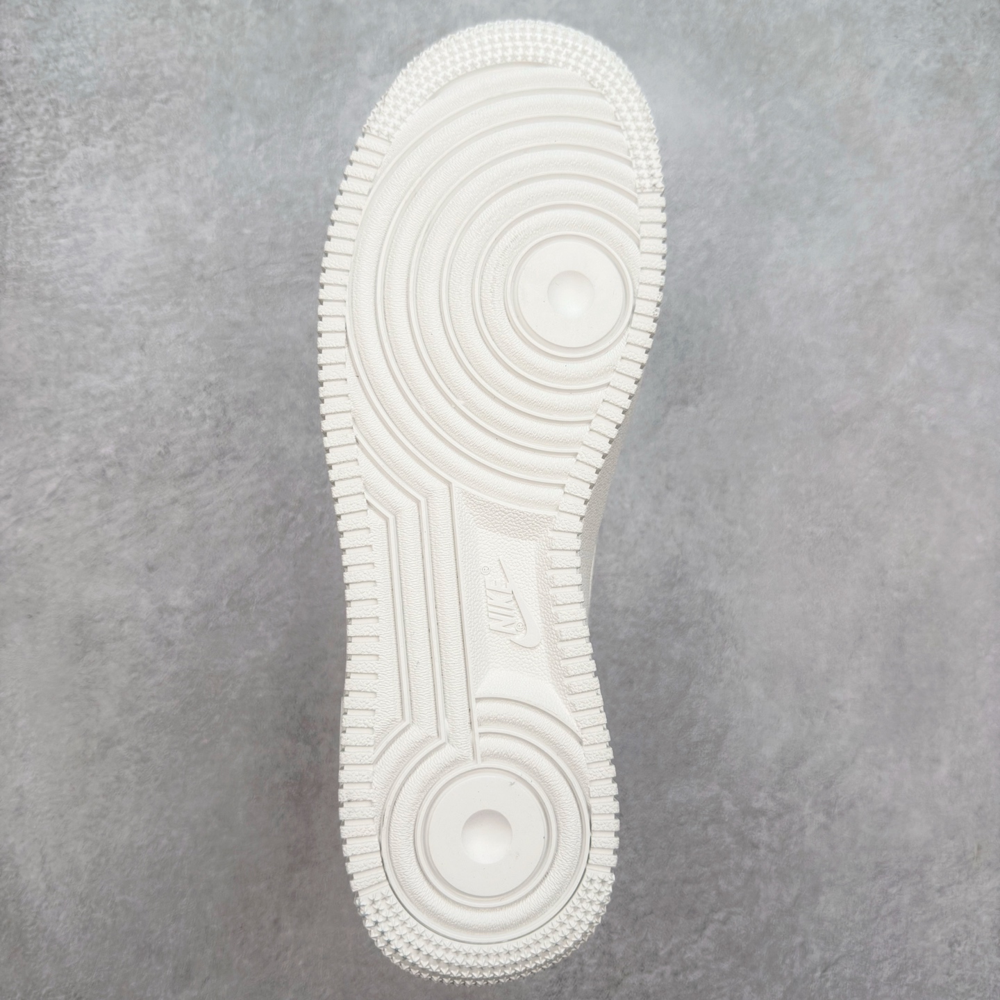 图片[9]-＃XT纯原 NK Air Force 1´07 Low 空军一号低帮百搭休闲运动板鞋 IF1686-161 顶级批次 2022全新楦头鞋型 鱼鳞大底 历时开发三个月 清洁度完美 二维码鞋标 内置芯片及solo气垫 大底高度及其弧度依照正品 钢印 logo刺绣 鞋口弧度 鞋头长度 鞋面冲孔 鞋垫背胶及钢印 完美鞋型对比正品 每一处都是细节满满 柔软、弹性十足的缓震性能和出色的中底设计 横跨复古与现代的外型结合 造就出风靡全球 三十多年的Force 1 直到今天还深受青睐 实拍调校N版已经零色差零失真 百分百还原实物色彩所见即所得 不存在货不对板色差等低级问题 选购参考实物拍摄 不混卖不参货 只用心做好货严格选品 承诺混一赔十 尺码：36 36.5 37.5 38 38.5 39 40 40.5 41 42 42.5 43 44 44.5 45-选品中心