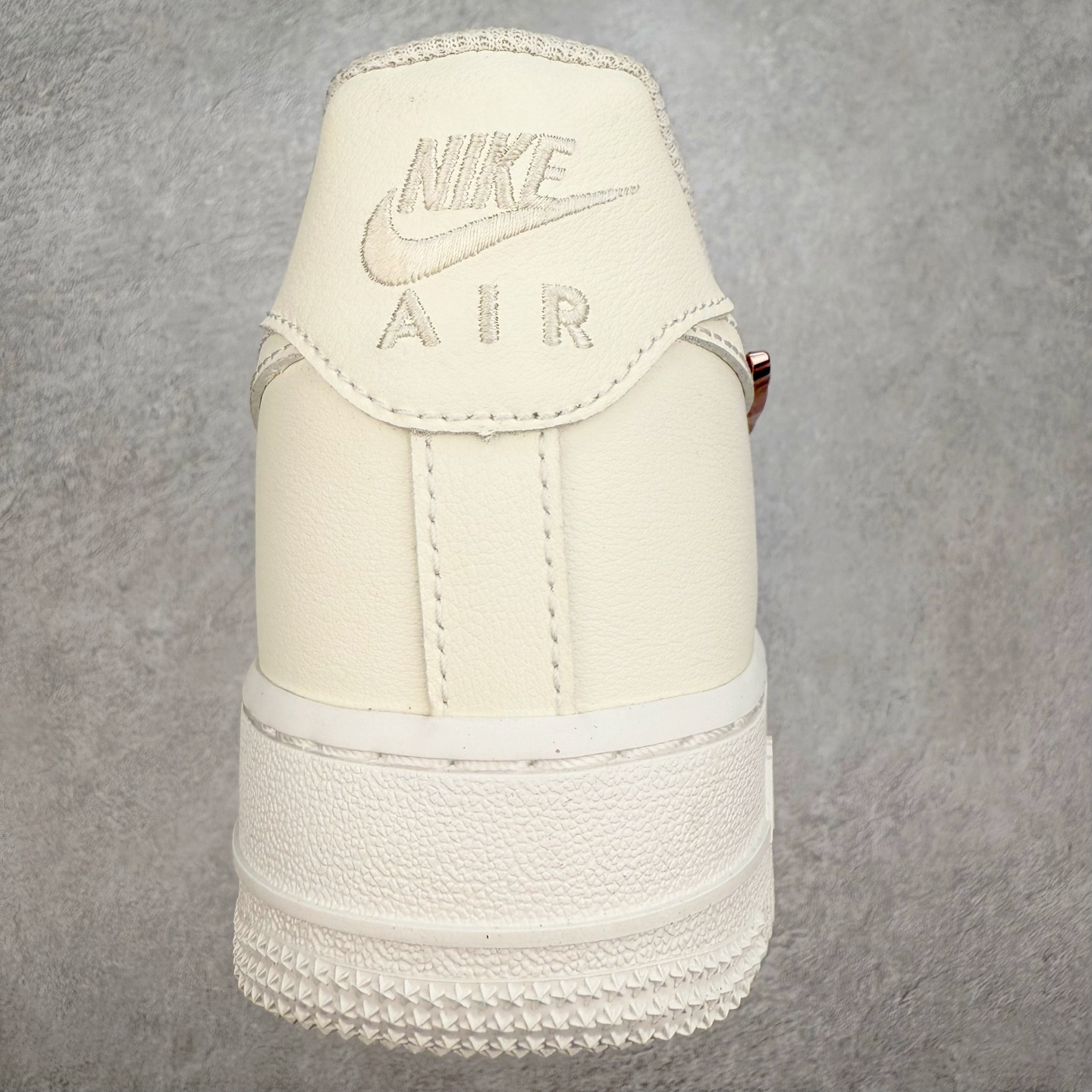 图片[8]-＃XT纯原 NK Air Force 1´07 Low 空军一号低帮百搭休闲运动板鞋 IF1686-161 顶级批次 2022全新楦头鞋型 鱼鳞大底 历时开发三个月 清洁度完美 二维码鞋标 内置芯片及solo气垫 大底高度及其弧度依照正品 钢印 logo刺绣 鞋口弧度 鞋头长度 鞋面冲孔 鞋垫背胶及钢印 完美鞋型对比正品 每一处都是细节满满 柔软、弹性十足的缓震性能和出色的中底设计 横跨复古与现代的外型结合 造就出风靡全球 三十多年的Force 1 直到今天还深受青睐 实拍调校N版已经零色差零失真 百分百还原实物色彩所见即所得 不存在货不对板色差等低级问题 选购参考实物拍摄 不混卖不参货 只用心做好货严格选品 承诺混一赔十 尺码：36 36.5 37.5 38 38.5 39 40 40.5 41 42 42.5 43 44 44.5 45-选品中心