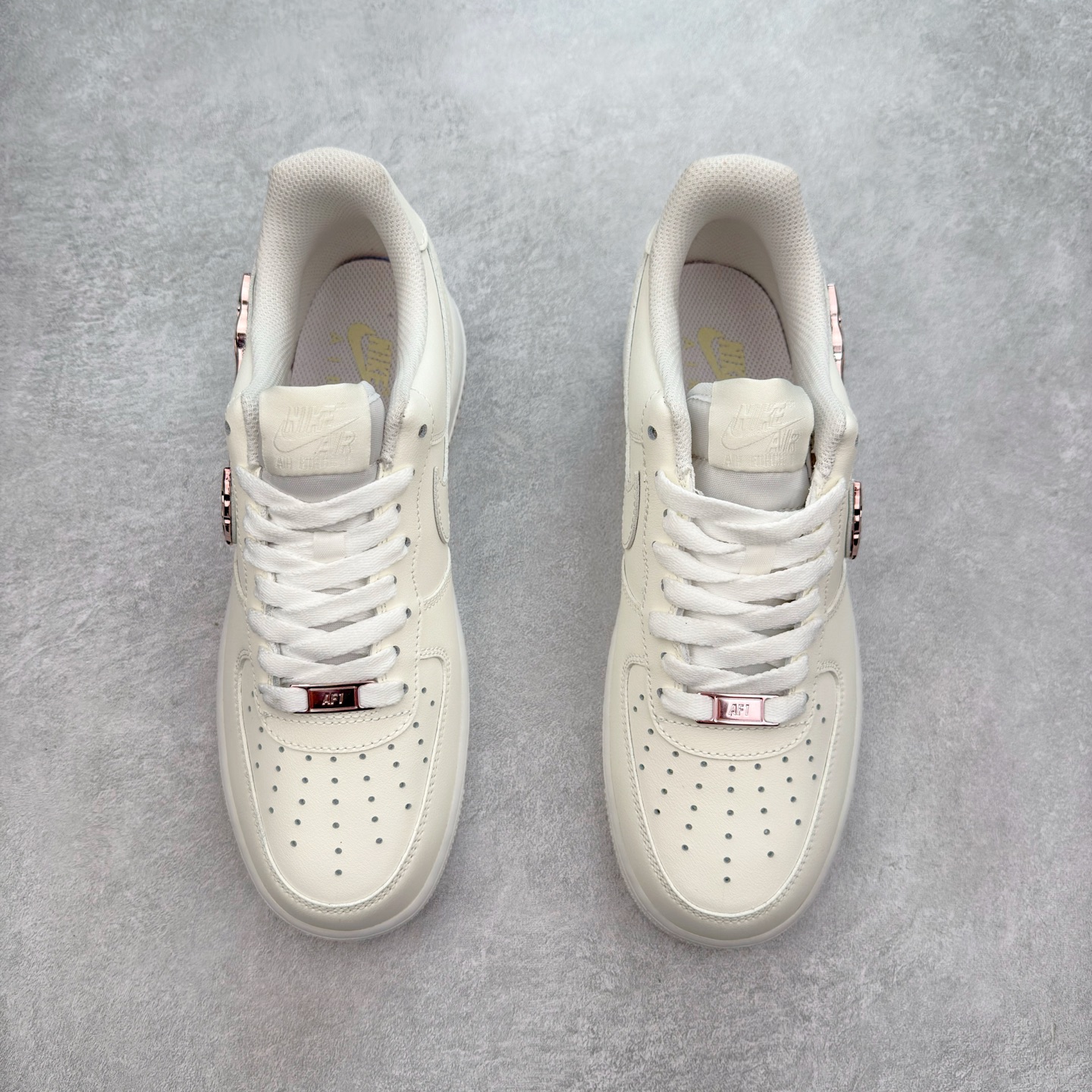 图片[2]-＃XT纯原 NK Air Force 1´07 Low 空军一号低帮百搭休闲运动板鞋 IF1686-161 顶级批次 2022全新楦头鞋型 鱼鳞大底 历时开发三个月 清洁度完美 二维码鞋标 内置芯片及solo气垫 大底高度及其弧度依照正品 钢印 logo刺绣 鞋口弧度 鞋头长度 鞋面冲孔 鞋垫背胶及钢印 完美鞋型对比正品 每一处都是细节满满 柔软、弹性十足的缓震性能和出色的中底设计 横跨复古与现代的外型结合 造就出风靡全球 三十多年的Force 1 直到今天还深受青睐 实拍调校N版已经零色差零失真 百分百还原实物色彩所见即所得 不存在货不对板色差等低级问题 选购参考实物拍摄 不混卖不参货 只用心做好货严格选品 承诺混一赔十 尺码：36 36.5 37.5 38 38.5 39 40 40.5 41 42 42.5 43 44 44.5 45-选品中心