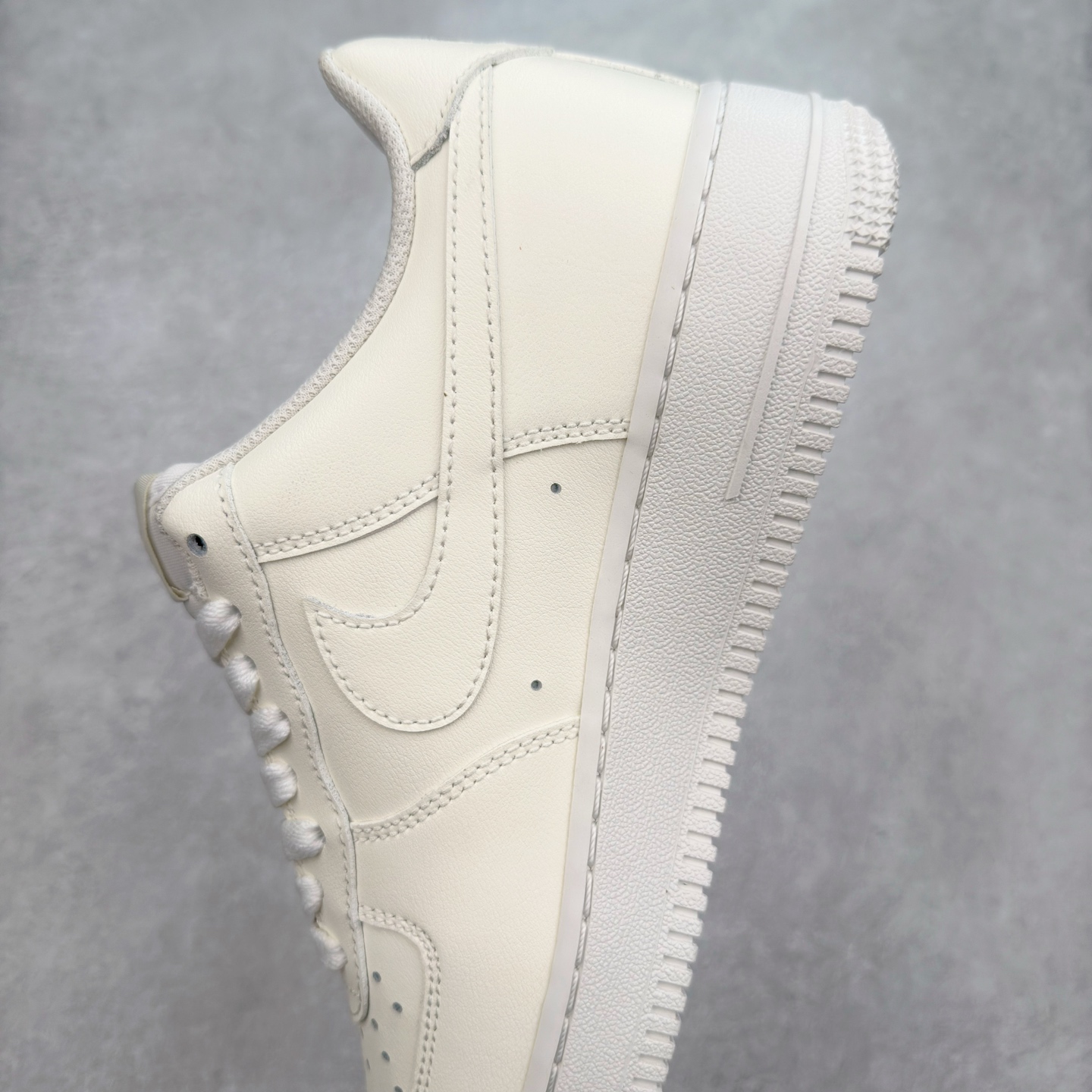 图片[7]-＃XT纯原 NK Air Force 1´07 Low 空军一号低帮百搭休闲运动板鞋 IF1686-161 顶级批次 2022全新楦头鞋型 鱼鳞大底 历时开发三个月 清洁度完美 二维码鞋标 内置芯片及solo气垫 大底高度及其弧度依照正品 钢印 logo刺绣 鞋口弧度 鞋头长度 鞋面冲孔 鞋垫背胶及钢印 完美鞋型对比正品 每一处都是细节满满 柔软、弹性十足的缓震性能和出色的中底设计 横跨复古与现代的外型结合 造就出风靡全球 三十多年的Force 1 直到今天还深受青睐 实拍调校N版已经零色差零失真 百分百还原实物色彩所见即所得 不存在货不对板色差等低级问题 选购参考实物拍摄 不混卖不参货 只用心做好货严格选品 承诺混一赔十 尺码：36 36.5 37.5 38 38.5 39 40 40.5 41 42 42.5 43 44 44.5 45-选品中心