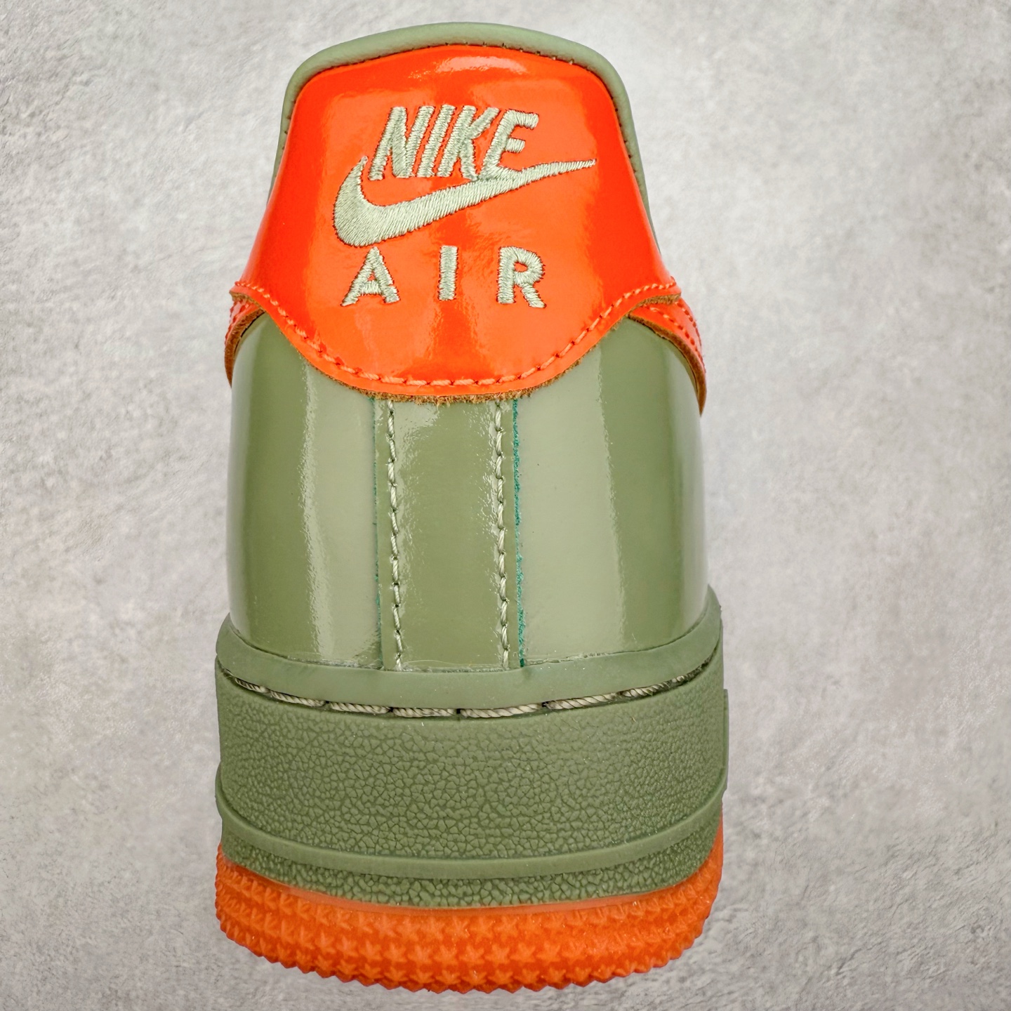 图片[8]-＃XT纯原 NK Air Force 1´07 Low 空军一号低帮百搭休闲运动板鞋 HJ9118-386 顶级批次 2022全新楦头鞋型 鱼鳞大底 历时开发三个月 清洁度完美 二维码鞋标 内置芯片及solo气垫 大底高度及其弧度依照正品 钢印 logo刺绣 鞋口弧度 鞋头长度 鞋面冲孔 鞋垫背胶及钢印 完美鞋型对比正品 每一处都是细节满满 柔软、弹性十足的缓震性能和出色的中底设计 横跨复古与现代的外型结合 造就出风靡全球 三十多年的Force 1 直到今天还深受青睐 实拍调校N版已经零色差零失真 百分百还原实物色彩所见即所得 不存在货不对板色差等低级问题 选购参考实物拍摄 不混卖不参货 只用心做好货严格选品 承诺混一赔十 尺码：36 36.5 37.5 38 38.5 39 40 40.5 41 42 42.5 43 44 44.5 45-选品中心