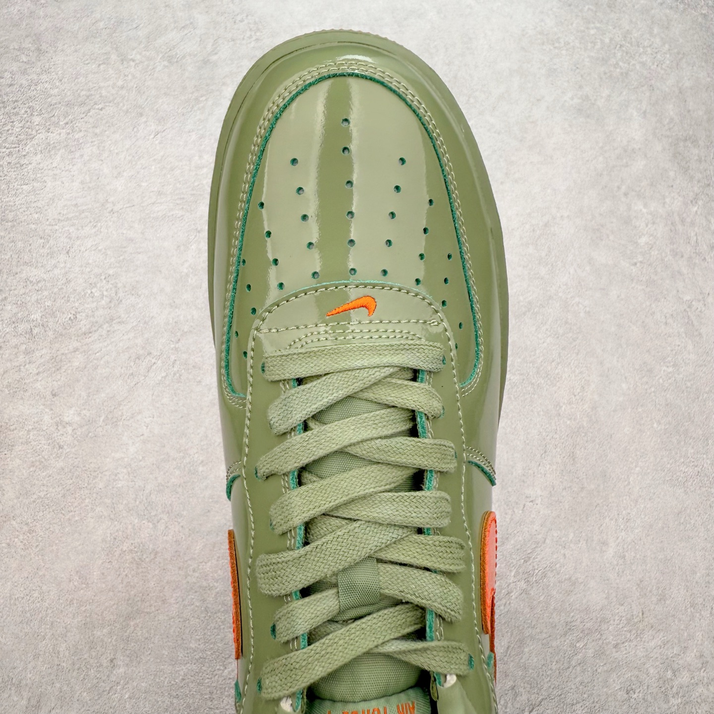 图片[4]-＃XT纯原 NK Air Force 1´07 Low 空军一号低帮百搭休闲运动板鞋 HJ9118-386 顶级批次 2022全新楦头鞋型 鱼鳞大底 历时开发三个月 清洁度完美 二维码鞋标 内置芯片及solo气垫 大底高度及其弧度依照正品 钢印 logo刺绣 鞋口弧度 鞋头长度 鞋面冲孔 鞋垫背胶及钢印 完美鞋型对比正品 每一处都是细节满满 柔软、弹性十足的缓震性能和出色的中底设计 横跨复古与现代的外型结合 造就出风靡全球 三十多年的Force 1 直到今天还深受青睐 实拍调校N版已经零色差零失真 百分百还原实物色彩所见即所得 不存在货不对板色差等低级问题 选购参考实物拍摄 不混卖不参货 只用心做好货严格选品 承诺混一赔十 尺码：36 36.5 37.5 38 38.5 39 40 40.5 41 42 42.5 43 44 44.5 45-选品中心