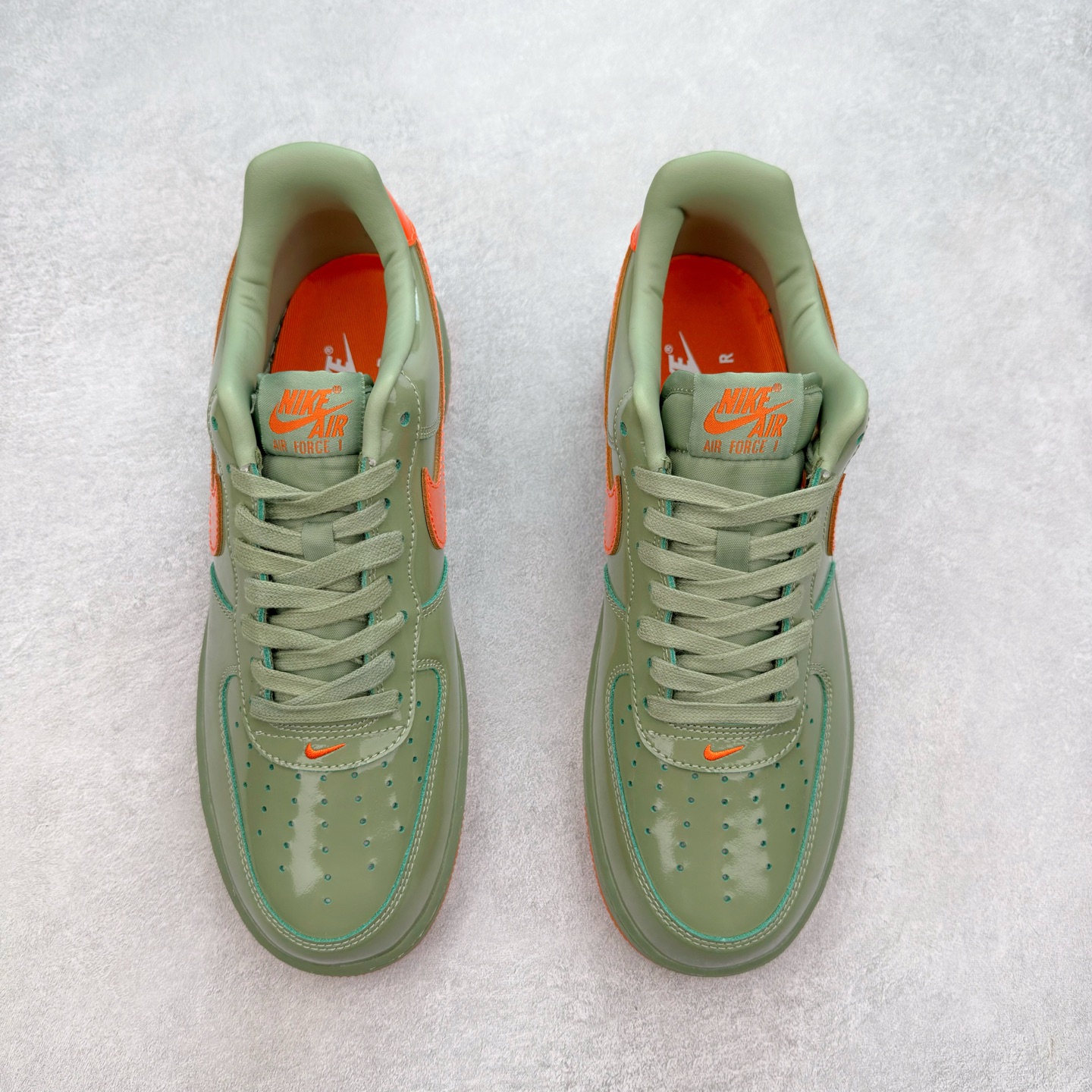 图片[2]-＃XT纯原 NK Air Force 1´07 Low 空军一号低帮百搭休闲运动板鞋 HJ9118-386 顶级批次 2022全新楦头鞋型 鱼鳞大底 历时开发三个月 清洁度完美 二维码鞋标 内置芯片及solo气垫 大底高度及其弧度依照正品 钢印 logo刺绣 鞋口弧度 鞋头长度 鞋面冲孔 鞋垫背胶及钢印 完美鞋型对比正品 每一处都是细节满满 柔软、弹性十足的缓震性能和出色的中底设计 横跨复古与现代的外型结合 造就出风靡全球 三十多年的Force 1 直到今天还深受青睐 实拍调校N版已经零色差零失真 百分百还原实物色彩所见即所得 不存在货不对板色差等低级问题 选购参考实物拍摄 不混卖不参货 只用心做好货严格选品 承诺混一赔十 尺码：36 36.5 37.5 38 38.5 39 40 40.5 41 42 42.5 43 44 44.5 45-选品中心