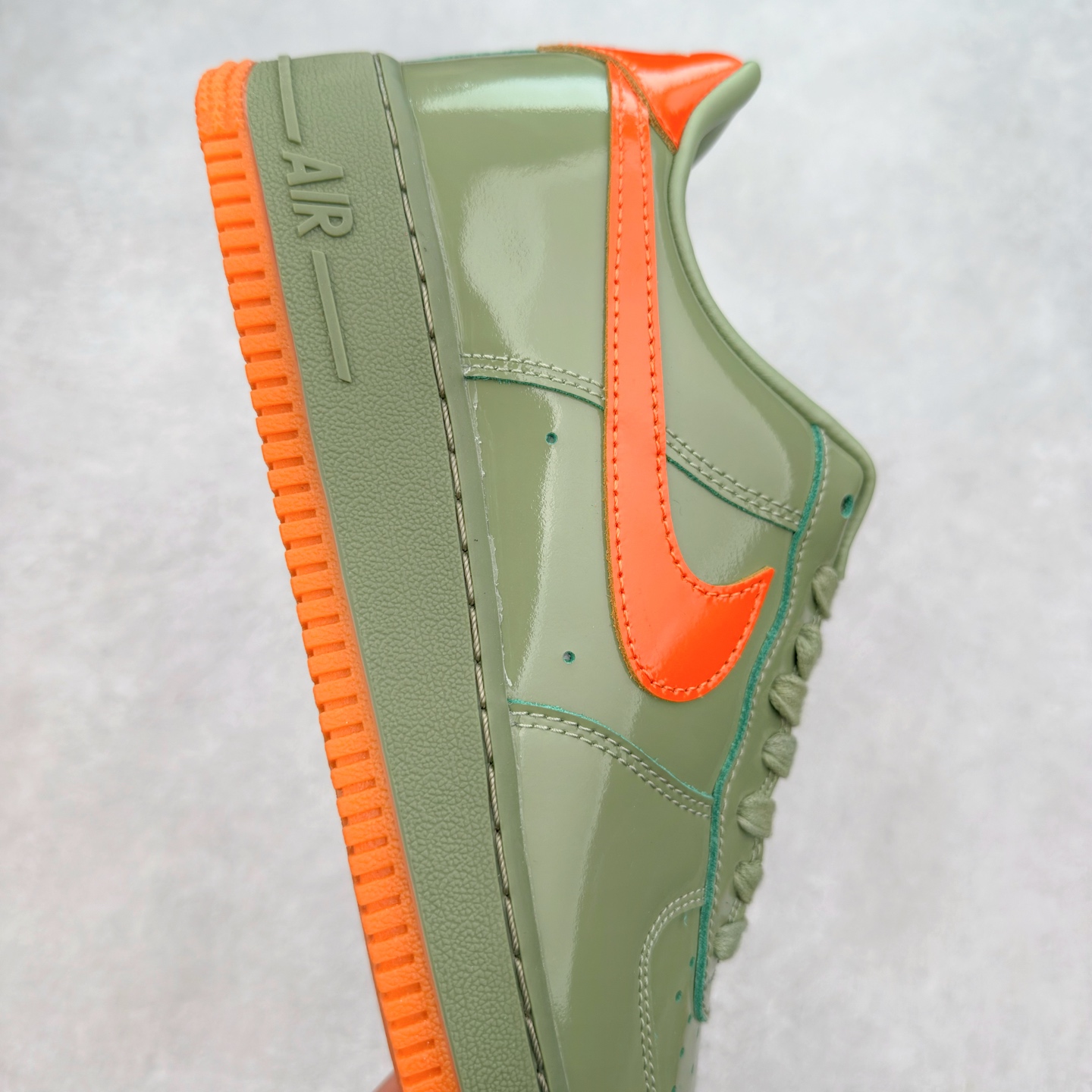 图片[6]-＃XT纯原 NK Air Force 1´07 Low 空军一号低帮百搭休闲运动板鞋 HJ9118-386 顶级批次 2022全新楦头鞋型 鱼鳞大底 历时开发三个月 清洁度完美 二维码鞋标 内置芯片及solo气垫 大底高度及其弧度依照正品 钢印 logo刺绣 鞋口弧度 鞋头长度 鞋面冲孔 鞋垫背胶及钢印 完美鞋型对比正品 每一处都是细节满满 柔软、弹性十足的缓震性能和出色的中底设计 横跨复古与现代的外型结合 造就出风靡全球 三十多年的Force 1 直到今天还深受青睐 实拍调校N版已经零色差零失真 百分百还原实物色彩所见即所得 不存在货不对板色差等低级问题 选购参考实物拍摄 不混卖不参货 只用心做好货严格选品 承诺混一赔十 尺码：36 36.5 37.5 38 38.5 39 40 40.5 41 42 42.5 43 44 44.5 45-选品中心