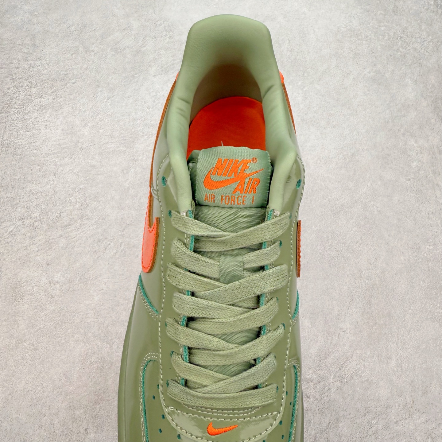 图片[5]-＃XT纯原 NK Air Force 1´07 Low 空军一号低帮百搭休闲运动板鞋 HJ9118-386 顶级批次 2022全新楦头鞋型 鱼鳞大底 历时开发三个月 清洁度完美 二维码鞋标 内置芯片及solo气垫 大底高度及其弧度依照正品 钢印 logo刺绣 鞋口弧度 鞋头长度 鞋面冲孔 鞋垫背胶及钢印 完美鞋型对比正品 每一处都是细节满满 柔软、弹性十足的缓震性能和出色的中底设计 横跨复古与现代的外型结合 造就出风靡全球 三十多年的Force 1 直到今天还深受青睐 实拍调校N版已经零色差零失真 百分百还原实物色彩所见即所得 不存在货不对板色差等低级问题 选购参考实物拍摄 不混卖不参货 只用心做好货严格选品 承诺混一赔十 尺码：36 36.5 37.5 38 38.5 39 40 40.5 41 42 42.5 43 44 44.5 45-选品中心