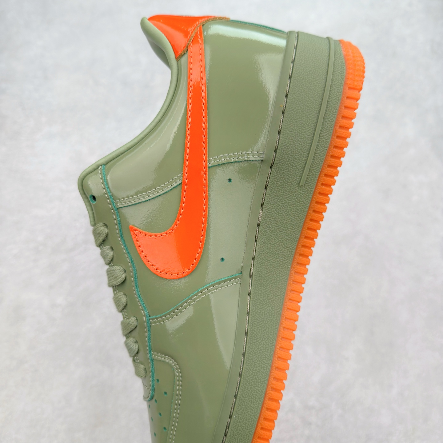 图片[7]-＃XT纯原 NK Air Force 1´07 Low 空军一号低帮百搭休闲运动板鞋 HJ9118-386 顶级批次 2022全新楦头鞋型 鱼鳞大底 历时开发三个月 清洁度完美 二维码鞋标 内置芯片及solo气垫 大底高度及其弧度依照正品 钢印 logo刺绣 鞋口弧度 鞋头长度 鞋面冲孔 鞋垫背胶及钢印 完美鞋型对比正品 每一处都是细节满满 柔软、弹性十足的缓震性能和出色的中底设计 横跨复古与现代的外型结合 造就出风靡全球 三十多年的Force 1 直到今天还深受青睐 实拍调校N版已经零色差零失真 百分百还原实物色彩所见即所得 不存在货不对板色差等低级问题 选购参考实物拍摄 不混卖不参货 只用心做好货严格选品 承诺混一赔十 尺码：36 36.5 37.5 38 38.5 39 40 40.5 41 42 42.5 43 44 44.5 45-选品中心