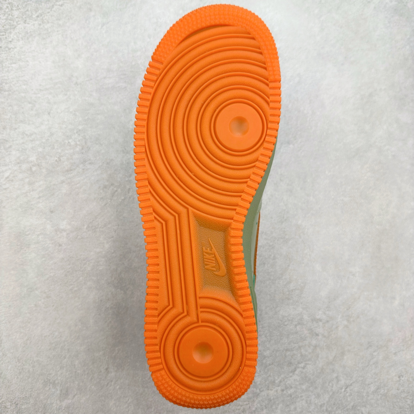 图片[9]-＃XT纯原 NK Air Force 1´07 Low 空军一号低帮百搭休闲运动板鞋 HJ9118-386 顶级批次 2022全新楦头鞋型 鱼鳞大底 历时开发三个月 清洁度完美 二维码鞋标 内置芯片及solo气垫 大底高度及其弧度依照正品 钢印 logo刺绣 鞋口弧度 鞋头长度 鞋面冲孔 鞋垫背胶及钢印 完美鞋型对比正品 每一处都是细节满满 柔软、弹性十足的缓震性能和出色的中底设计 横跨复古与现代的外型结合 造就出风靡全球 三十多年的Force 1 直到今天还深受青睐 实拍调校N版已经零色差零失真 百分百还原实物色彩所见即所得 不存在货不对板色差等低级问题 选购参考实物拍摄 不混卖不参货 只用心做好货严格选品 承诺混一赔十 尺码：36 36.5 37.5 38 38.5 39 40 40.5 41 42 42.5 43 44 44.5 45-选品中心