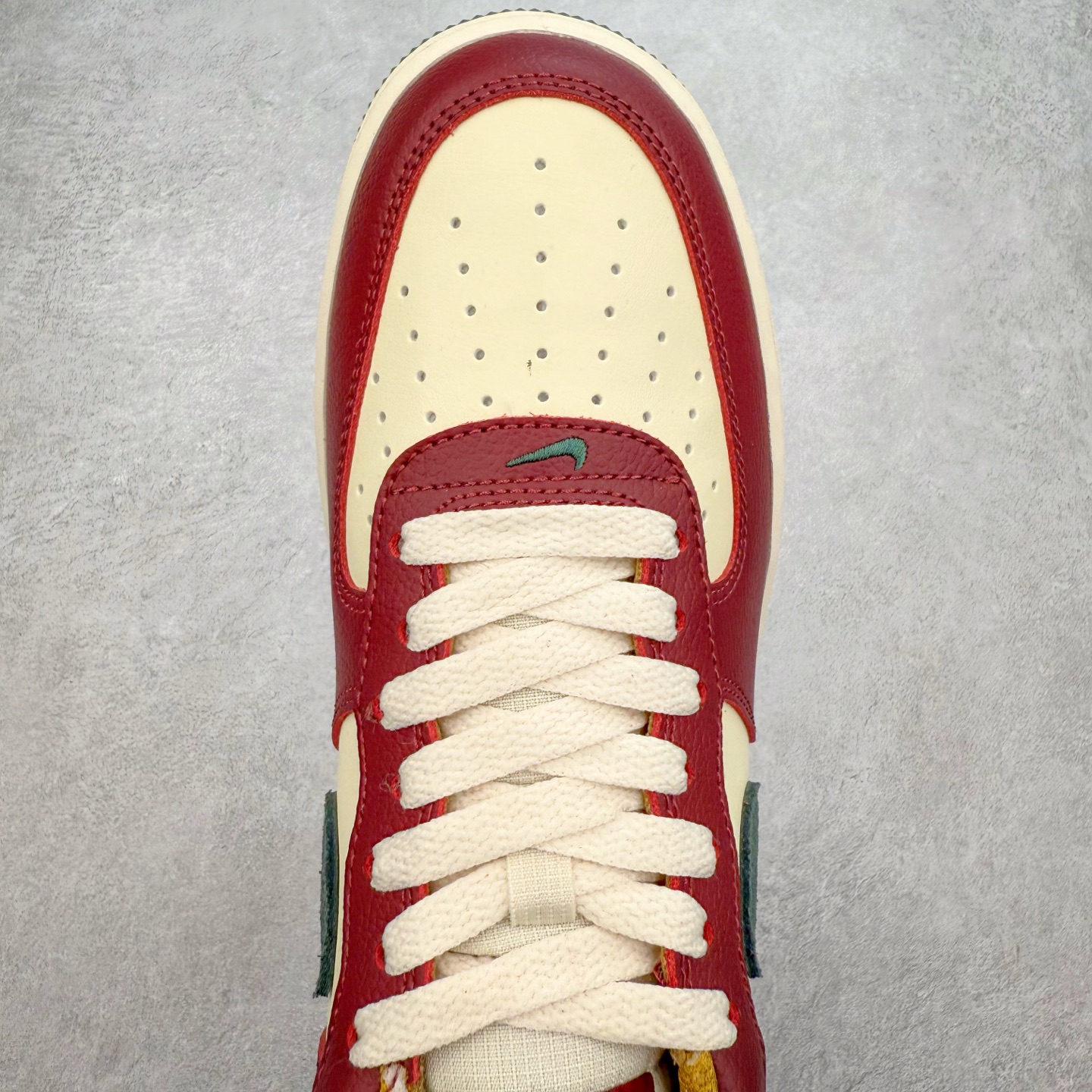 图片[4]-＃XT纯原 NK Air Force 1´07 Low 空军一号低帮百搭休闲运动板鞋 HQ3612-113 顶级批次 2022全新楦头鞋型 鱼鳞大底 历时开发三个月 清洁度完美 二维码鞋标 内置芯片及solo气垫 大底高度及其弧度依照正品 钢印 logo刺绣 鞋口弧度 鞋头长度 鞋面冲孔 鞋垫背胶及钢印 完美鞋型对比正品 每一处都是细节满满 柔软、弹性十足的缓震性能和出色的中底设计 横跨复古与现代的外型结合 造就出风靡全球 三十多年的Force 1 直到今天还深受青睐 实拍调校N版已经零色差零失真 百分百还原实物色彩所见即所得 不存在货不对板色差等低级问题 选购参考实物拍摄 不混卖不参货 只用心做好货严格选品 承诺混一赔十 尺码：36 36.5 37.5 38 38.5 39 40 40.5 41 42 42.5 43 44 44.5 45-选品中心