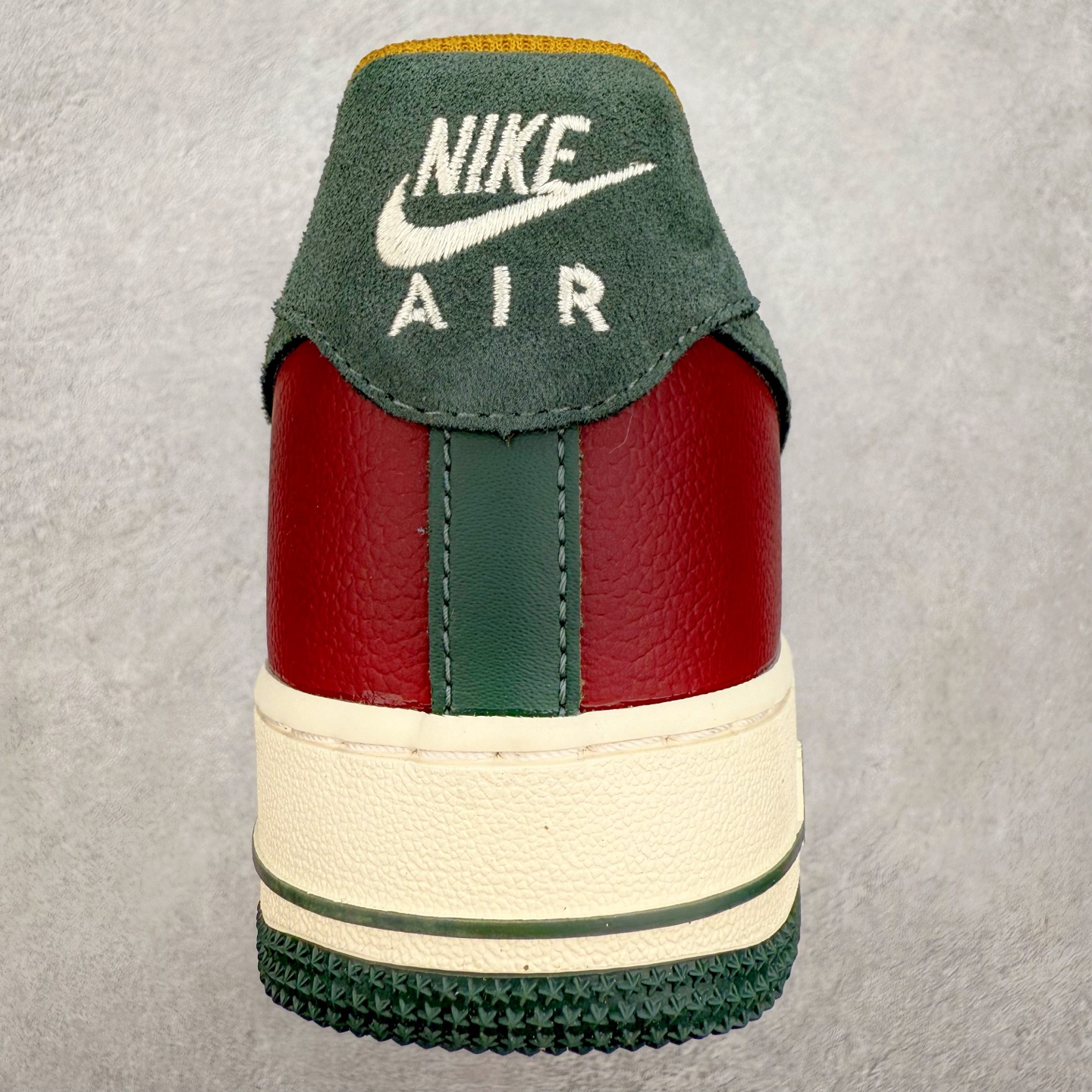 图片[8]-＃XT纯原 NK Air Force 1´07 Low 空军一号低帮百搭休闲运动板鞋 HQ3612-113 顶级批次 2022全新楦头鞋型 鱼鳞大底 历时开发三个月 清洁度完美 二维码鞋标 内置芯片及solo气垫 大底高度及其弧度依照正品 钢印 logo刺绣 鞋口弧度 鞋头长度 鞋面冲孔 鞋垫背胶及钢印 完美鞋型对比正品 每一处都是细节满满 柔软、弹性十足的缓震性能和出色的中底设计 横跨复古与现代的外型结合 造就出风靡全球 三十多年的Force 1 直到今天还深受青睐 实拍调校N版已经零色差零失真 百分百还原实物色彩所见即所得 不存在货不对板色差等低级问题 选购参考实物拍摄 不混卖不参货 只用心做好货严格选品 承诺混一赔十 尺码：36 36.5 37.5 38 38.5 39 40 40.5 41 42 42.5 43 44 44.5 45-选品中心