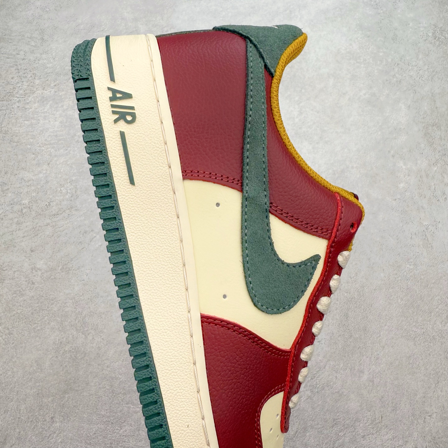 图片[6]-＃XT纯原 NK Air Force 1´07 Low 空军一号低帮百搭休闲运动板鞋 HQ3612-113 顶级批次 2022全新楦头鞋型 鱼鳞大底 历时开发三个月 清洁度完美 二维码鞋标 内置芯片及solo气垫 大底高度及其弧度依照正品 钢印 logo刺绣 鞋口弧度 鞋头长度 鞋面冲孔 鞋垫背胶及钢印 完美鞋型对比正品 每一处都是细节满满 柔软、弹性十足的缓震性能和出色的中底设计 横跨复古与现代的外型结合 造就出风靡全球 三十多年的Force 1 直到今天还深受青睐 实拍调校N版已经零色差零失真 百分百还原实物色彩所见即所得 不存在货不对板色差等低级问题 选购参考实物拍摄 不混卖不参货 只用心做好货严格选品 承诺混一赔十 尺码：36 36.5 37.5 38 38.5 39 40 40.5 41 42 42.5 43 44 44.5 45-选品中心