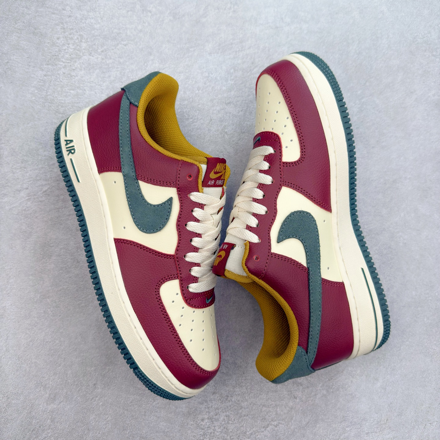 图片[3]-＃XT纯原 NK Air Force 1´07 Low 空军一号低帮百搭休闲运动板鞋 HQ3612-113 顶级批次 2022全新楦头鞋型 鱼鳞大底 历时开发三个月 清洁度完美 二维码鞋标 内置芯片及solo气垫 大底高度及其弧度依照正品 钢印 logo刺绣 鞋口弧度 鞋头长度 鞋面冲孔 鞋垫背胶及钢印 完美鞋型对比正品 每一处都是细节满满 柔软、弹性十足的缓震性能和出色的中底设计 横跨复古与现代的外型结合 造就出风靡全球 三十多年的Force 1 直到今天还深受青睐 实拍调校N版已经零色差零失真 百分百还原实物色彩所见即所得 不存在货不对板色差等低级问题 选购参考实物拍摄 不混卖不参货 只用心做好货严格选品 承诺混一赔十 尺码：36 36.5 37.5 38 38.5 39 40 40.5 41 42 42.5 43 44 44.5 45-选品中心