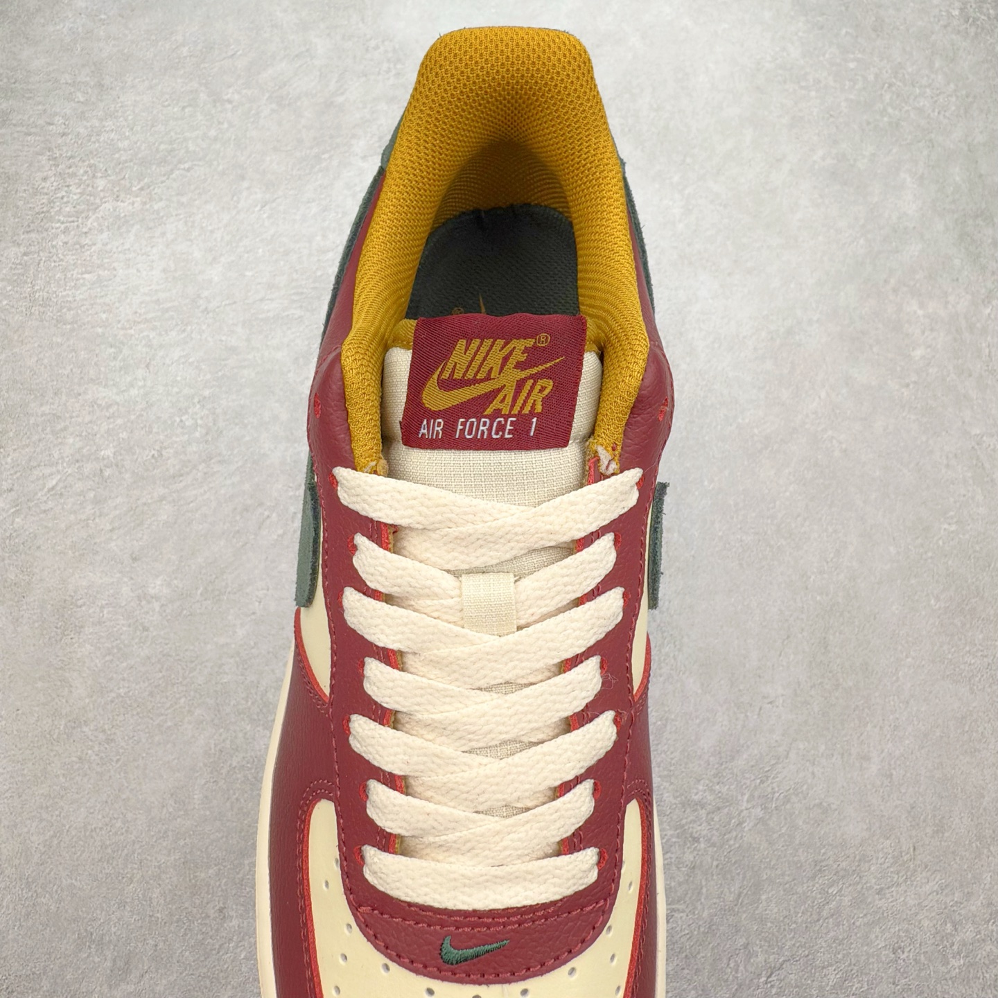 图片[5]-＃XT纯原 NK Air Force 1´07 Low 空军一号低帮百搭休闲运动板鞋 HQ3612-113 顶级批次 2022全新楦头鞋型 鱼鳞大底 历时开发三个月 清洁度完美 二维码鞋标 内置芯片及solo气垫 大底高度及其弧度依照正品 钢印 logo刺绣 鞋口弧度 鞋头长度 鞋面冲孔 鞋垫背胶及钢印 完美鞋型对比正品 每一处都是细节满满 柔软、弹性十足的缓震性能和出色的中底设计 横跨复古与现代的外型结合 造就出风靡全球 三十多年的Force 1 直到今天还深受青睐 实拍调校N版已经零色差零失真 百分百还原实物色彩所见即所得 不存在货不对板色差等低级问题 选购参考实物拍摄 不混卖不参货 只用心做好货严格选品 承诺混一赔十 尺码：36 36.5 37.5 38 38.5 39 40 40.5 41 42 42.5 43 44 44.5 45-选品中心