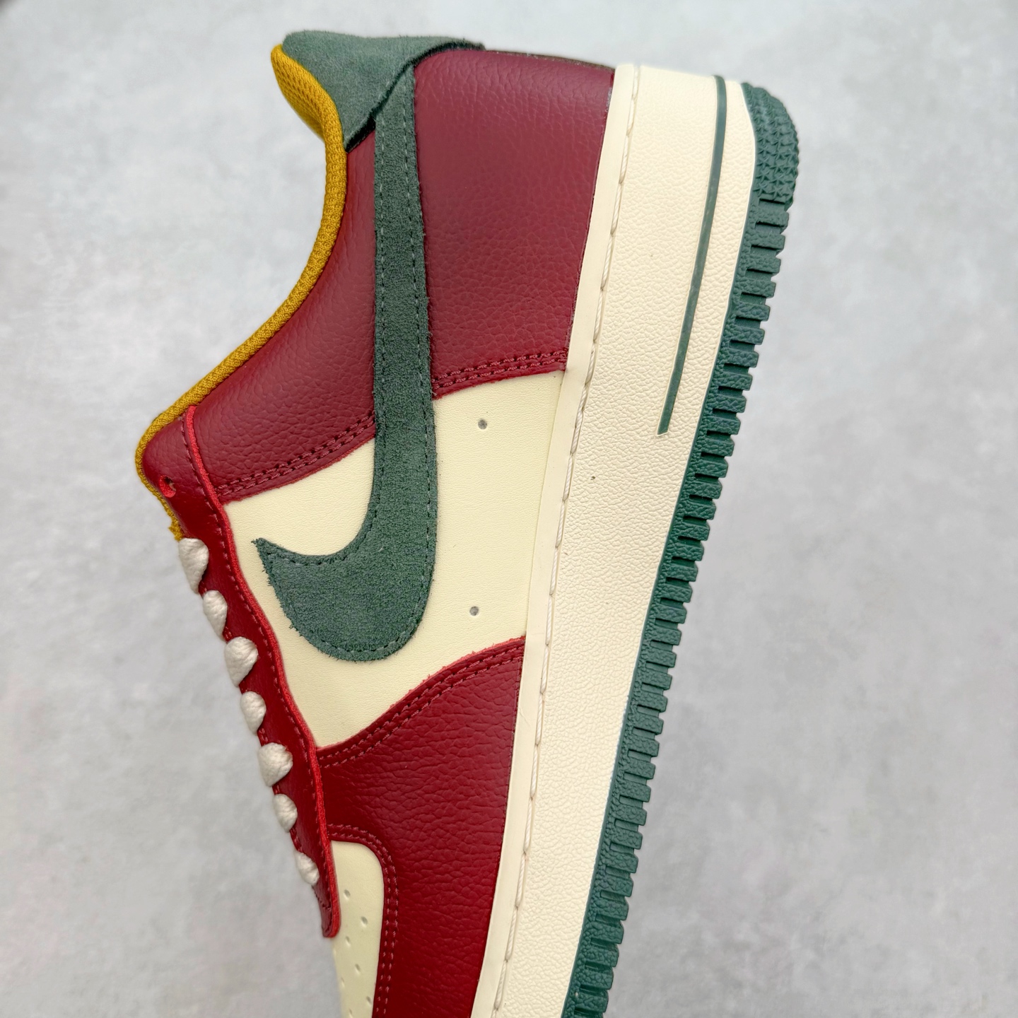 图片[7]-＃XT纯原 NK Air Force 1´07 Low 空军一号低帮百搭休闲运动板鞋 HQ3612-113 顶级批次 2022全新楦头鞋型 鱼鳞大底 历时开发三个月 清洁度完美 二维码鞋标 内置芯片及solo气垫 大底高度及其弧度依照正品 钢印 logo刺绣 鞋口弧度 鞋头长度 鞋面冲孔 鞋垫背胶及钢印 完美鞋型对比正品 每一处都是细节满满 柔软、弹性十足的缓震性能和出色的中底设计 横跨复古与现代的外型结合 造就出风靡全球 三十多年的Force 1 直到今天还深受青睐 实拍调校N版已经零色差零失真 百分百还原实物色彩所见即所得 不存在货不对板色差等低级问题 选购参考实物拍摄 不混卖不参货 只用心做好货严格选品 承诺混一赔十 尺码：36 36.5 37.5 38 38.5 39 40 40.5 41 42 42.5 43 44 44.5 45-选品中心