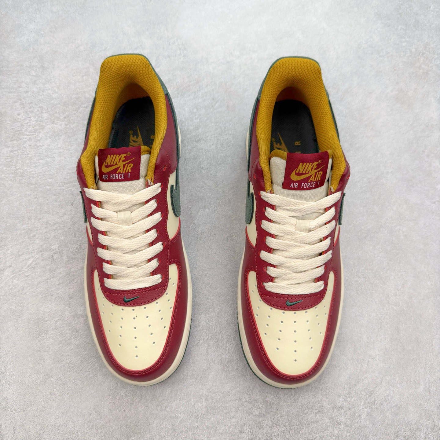 图片[2]-＃XT纯原 NK Air Force 1´07 Low 空军一号低帮百搭休闲运动板鞋 HQ3612-113 顶级批次 2022全新楦头鞋型 鱼鳞大底 历时开发三个月 清洁度完美 二维码鞋标 内置芯片及solo气垫 大底高度及其弧度依照正品 钢印 logo刺绣 鞋口弧度 鞋头长度 鞋面冲孔 鞋垫背胶及钢印 完美鞋型对比正品 每一处都是细节满满 柔软、弹性十足的缓震性能和出色的中底设计 横跨复古与现代的外型结合 造就出风靡全球 三十多年的Force 1 直到今天还深受青睐 实拍调校N版已经零色差零失真 百分百还原实物色彩所见即所得 不存在货不对板色差等低级问题 选购参考实物拍摄 不混卖不参货 只用心做好货严格选品 承诺混一赔十 尺码：36 36.5 37.5 38 38.5 39 40 40.5 41 42 42.5 43 44 44.5 45-选品中心