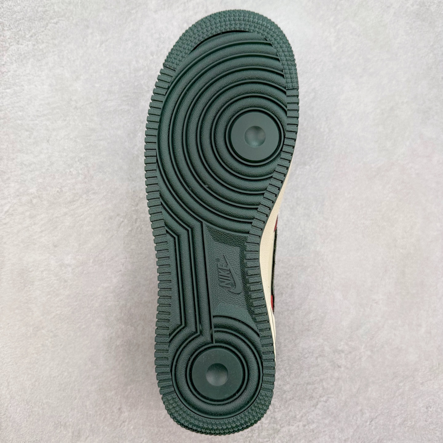 图片[9]-＃XT纯原 NK Air Force 1´07 Low 空军一号低帮百搭休闲运动板鞋 HQ3612-113 顶级批次 2022全新楦头鞋型 鱼鳞大底 历时开发三个月 清洁度完美 二维码鞋标 内置芯片及solo气垫 大底高度及其弧度依照正品 钢印 logo刺绣 鞋口弧度 鞋头长度 鞋面冲孔 鞋垫背胶及钢印 完美鞋型对比正品 每一处都是细节满满 柔软、弹性十足的缓震性能和出色的中底设计 横跨复古与现代的外型结合 造就出风靡全球 三十多年的Force 1 直到今天还深受青睐 实拍调校N版已经零色差零失真 百分百还原实物色彩所见即所得 不存在货不对板色差等低级问题 选购参考实物拍摄 不混卖不参货 只用心做好货严格选品 承诺混一赔十 尺码：36 36.5 37.5 38 38.5 39 40 40.5 41 42 42.5 43 44 44.5 45-选品中心