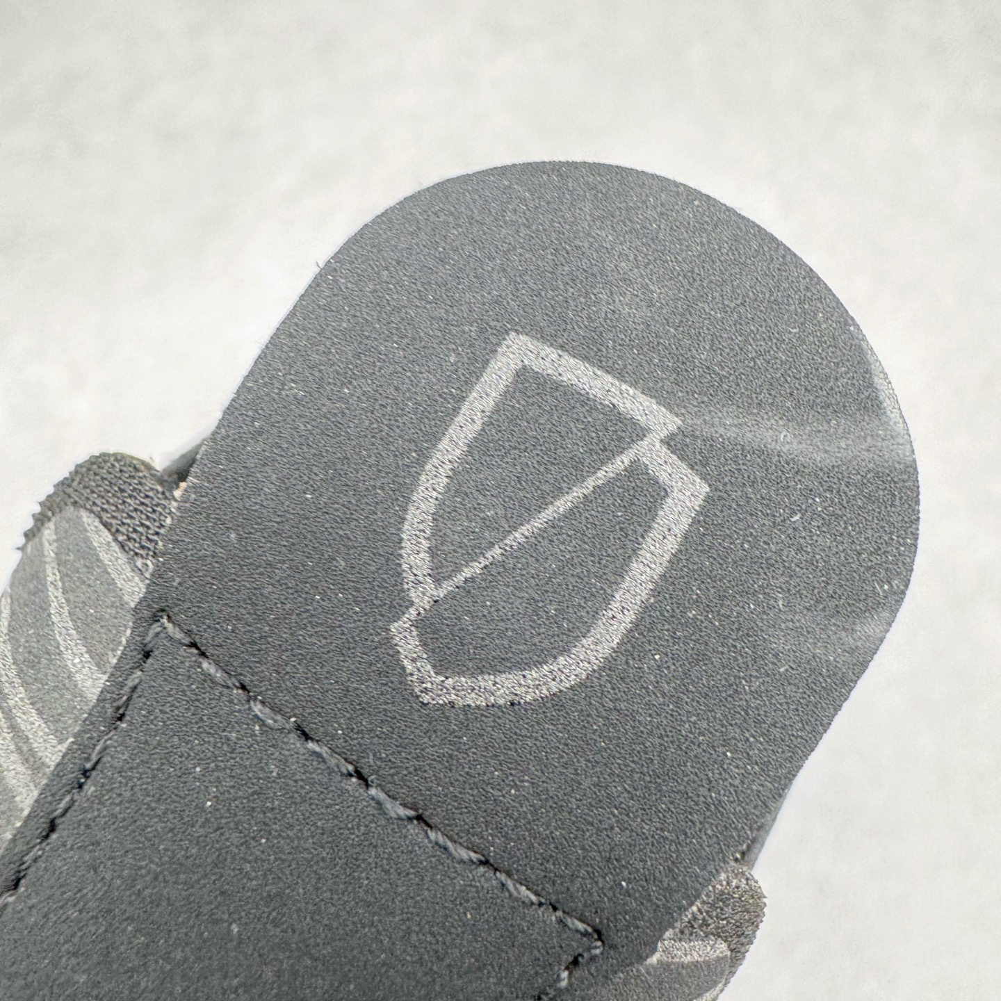 图片[15]-＃纯原 NORDA 001 G+ 轻便户外运动舒适防滑耐磨低帮跑步鞋 Norda是一个来自加拿大的品牌，由两位越野跑者Nicholas Martire 和Willamina Martire夫妇联合其他两位合作者创立，旨在打造全球最佳的越野跑鞋。在品牌正式成立之前，他们邀请了运动员、艺术家和材料专家，共同讨论如何塑造这个全新的品牌。最终，Norda品牌在2020年正式成立，但他们的第一双鞋子Norda001直到2022年1月才发布。在品牌成立的三年里，Norda总共只推出了两款跑鞋，但在配色和其他品牌的合作上却频频发力。包括Zegna、Ciele和Satisfy等跑步圈里的当红品牌，都进行了联名。Zegna更是在今年年初收购了一部分Norda的股份，并宣称将会在未来投入更多资金支持品牌的发展。尺码：36 36.5 37.5 38 38.5 39 40 40.5 41 42 42.5 43 44 44.5 45 46-选品中心