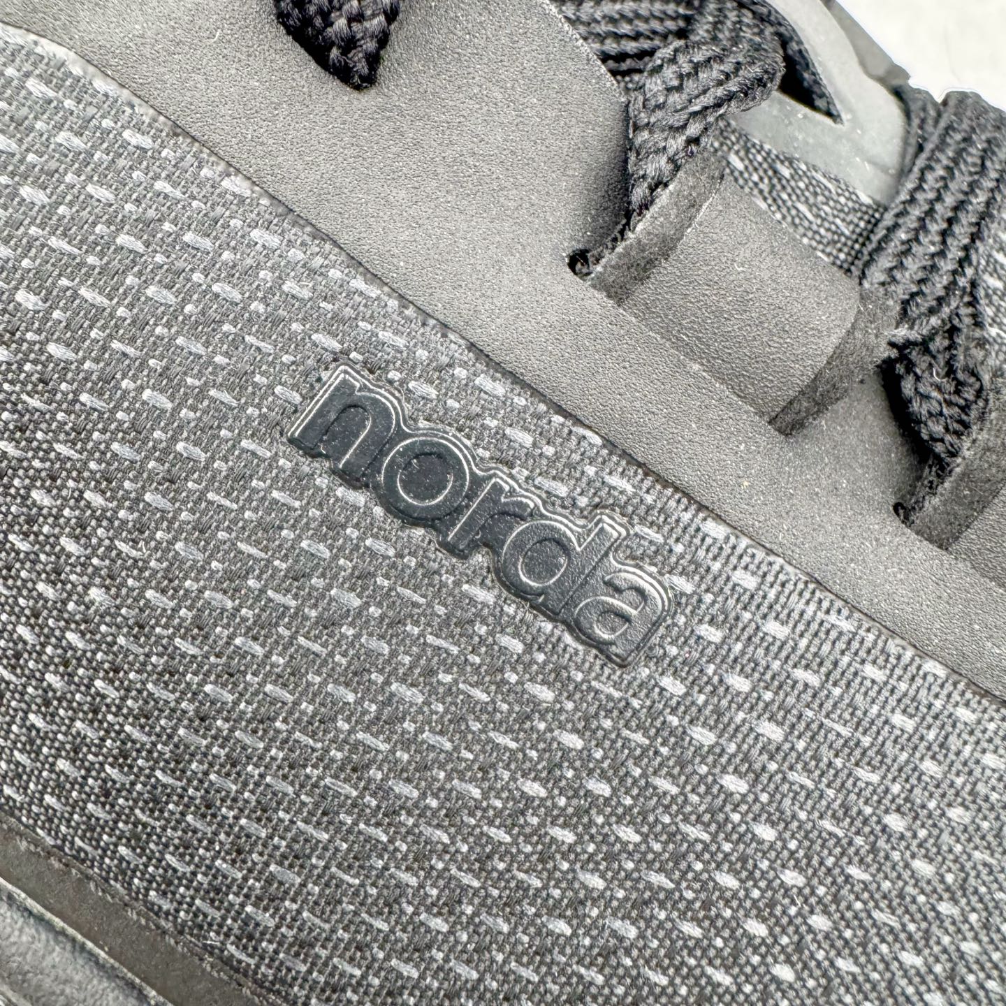 图片[13]-＃纯原 NORDA 001 G+ 轻便户外运动舒适防滑耐磨低帮跑步鞋 Norda是一个来自加拿大的品牌，由两位越野跑者Nicholas Martire 和Willamina Martire夫妇联合其他两位合作者创立，旨在打造全球最佳的越野跑鞋。在品牌正式成立之前，他们邀请了运动员、艺术家和材料专家，共同讨论如何塑造这个全新的品牌。最终，Norda品牌在2020年正式成立，但他们的第一双鞋子Norda001直到2022年1月才发布。在品牌成立的三年里，Norda总共只推出了两款跑鞋，但在配色和其他品牌的合作上却频频发力。包括Zegna、Ciele和Satisfy等跑步圈里的当红品牌，都进行了联名。Zegna更是在今年年初收购了一部分Norda的股份，并宣称将会在未来投入更多资金支持品牌的发展。尺码：36 36.5 37.5 38 38.5 39 40 40.5 41 42 42.5 43 44 44.5 45 46-选品中心