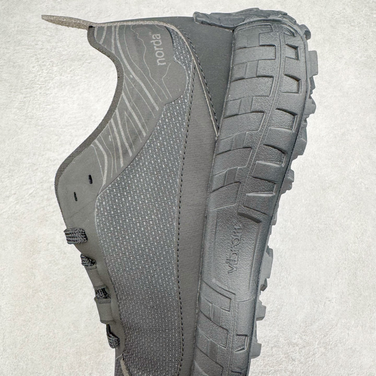 图片[7]-＃纯原 NORDA 001 G+ 轻便户外运动舒适防滑耐磨低帮跑步鞋 Norda是一个来自加拿大的品牌，由两位越野跑者Nicholas Martire 和Willamina Martire夫妇联合其他两位合作者创立，旨在打造全球最佳的越野跑鞋。在品牌正式成立之前，他们邀请了运动员、艺术家和材料专家，共同讨论如何塑造这个全新的品牌。最终，Norda品牌在2020年正式成立，但他们的第一双鞋子Norda001直到2022年1月才发布。在品牌成立的三年里，Norda总共只推出了两款跑鞋，但在配色和其他品牌的合作上却频频发力。包括Zegna、Ciele和Satisfy等跑步圈里的当红品牌，都进行了联名。Zegna更是在今年年初收购了一部分Norda的股份，并宣称将会在未来投入更多资金支持品牌的发展。尺码：36 36.5 37.5 38 38.5 39 40 40.5 41 42 42.5 43 44 44.5 45 46-选品中心