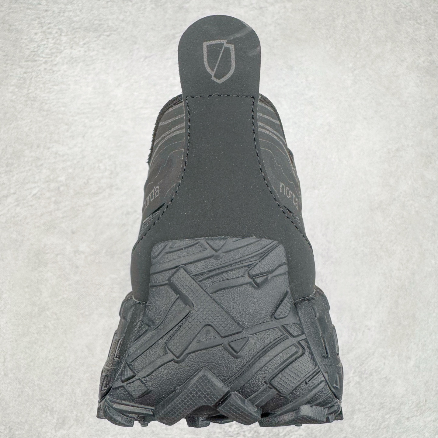 图片[8]-＃纯原 NORDA 001 G+ 轻便户外运动舒适防滑耐磨低帮跑步鞋 Norda是一个来自加拿大的品牌，由两位越野跑者Nicholas Martire 和Willamina Martire夫妇联合其他两位合作者创立，旨在打造全球最佳的越野跑鞋。在品牌正式成立之前，他们邀请了运动员、艺术家和材料专家，共同讨论如何塑造这个全新的品牌。最终，Norda品牌在2020年正式成立，但他们的第一双鞋子Norda001直到2022年1月才发布。在品牌成立的三年里，Norda总共只推出了两款跑鞋，但在配色和其他品牌的合作上却频频发力。包括Zegna、Ciele和Satisfy等跑步圈里的当红品牌，都进行了联名。Zegna更是在今年年初收购了一部分Norda的股份，并宣称将会在未来投入更多资金支持品牌的发展。尺码：36 36.5 37.5 38 38.5 39 40 40.5 41 42 42.5 43 44 44.5 45 46-选品中心