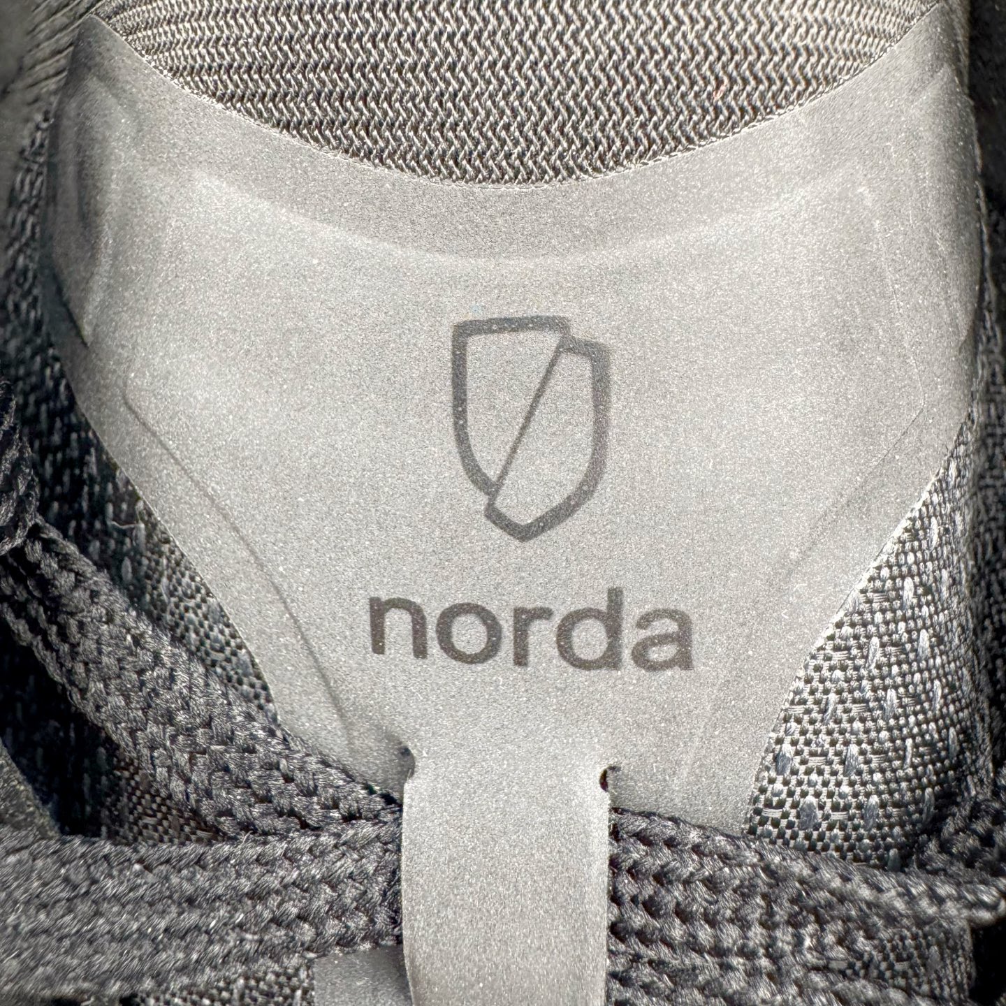 图片[11]-＃纯原 NORDA 001 G+ 轻便户外运动舒适防滑耐磨低帮跑步鞋 Norda是一个来自加拿大的品牌，由两位越野跑者Nicholas Martire 和Willamina Martire夫妇联合其他两位合作者创立，旨在打造全球最佳的越野跑鞋。在品牌正式成立之前，他们邀请了运动员、艺术家和材料专家，共同讨论如何塑造这个全新的品牌。最终，Norda品牌在2020年正式成立，但他们的第一双鞋子Norda001直到2022年1月才发布。在品牌成立的三年里，Norda总共只推出了两款跑鞋，但在配色和其他品牌的合作上却频频发力。包括Zegna、Ciele和Satisfy等跑步圈里的当红品牌，都进行了联名。Zegna更是在今年年初收购了一部分Norda的股份，并宣称将会在未来投入更多资金支持品牌的发展。尺码：36 36.5 37.5 38 38.5 39 40 40.5 41 42 42.5 43 44 44.5 45 46-选品中心