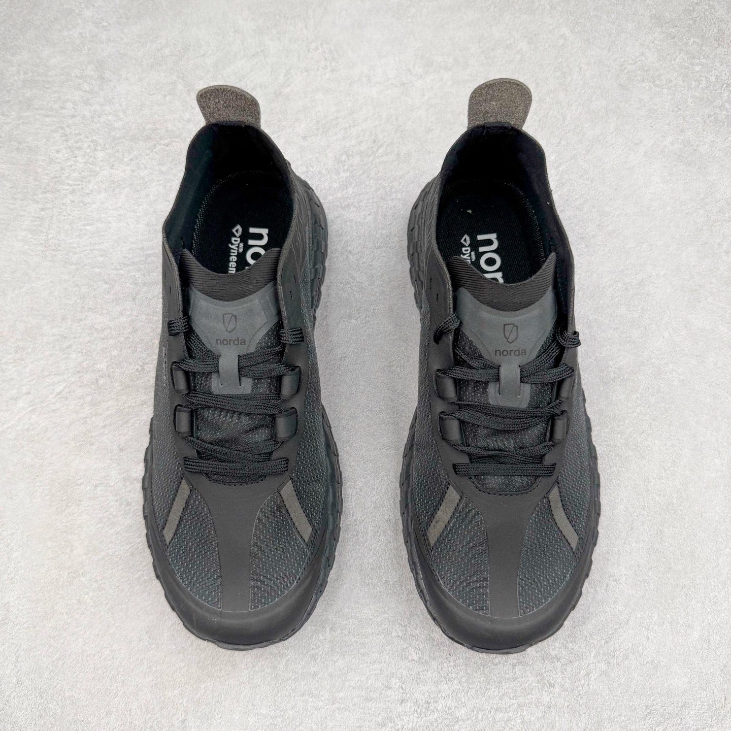 图片[2]-＃纯原 NORDA 001 G+ 轻便户外运动舒适防滑耐磨低帮跑步鞋 Norda是一个来自加拿大的品牌，由两位越野跑者Nicholas Martire 和Willamina Martire夫妇联合其他两位合作者创立，旨在打造全球最佳的越野跑鞋。在品牌正式成立之前，他们邀请了运动员、艺术家和材料专家，共同讨论如何塑造这个全新的品牌。最终，Norda品牌在2020年正式成立，但他们的第一双鞋子Norda001直到2022年1月才发布。在品牌成立的三年里，Norda总共只推出了两款跑鞋，但在配色和其他品牌的合作上却频频发力。包括Zegna、Ciele和Satisfy等跑步圈里的当红品牌，都进行了联名。Zegna更是在今年年初收购了一部分Norda的股份，并宣称将会在未来投入更多资金支持品牌的发展。尺码：36 36.5 37.5 38 38.5 39 40 40.5 41 42 42.5 43 44 44.5 45 46-选品中心