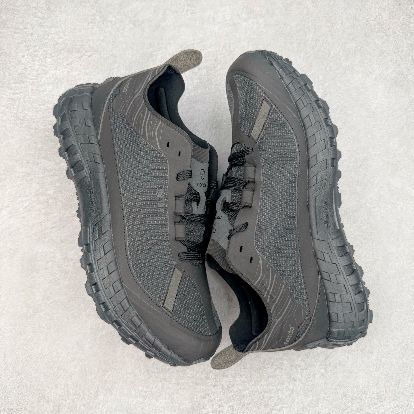 图片[3]-＃纯原 NORDA 001 G+ 轻便户外运动舒适防滑耐磨低帮跑步鞋 Norda是一个来自加拿大的品牌，由两位越野跑者Nicholas Martire 和Willamina Martire夫妇联合其他两位合作者创立，旨在打造全球最佳的越野跑鞋。在品牌正式成立之前，他们邀请了运动员、艺术家和材料专家，共同讨论如何塑造这个全新的品牌。最终，Norda品牌在2020年正式成立，但他们的第一双鞋子Norda001直到2022年1月才发布。在品牌成立的三年里，Norda总共只推出了两款跑鞋，但在配色和其他品牌的合作上却频频发力。包括Zegna、Ciele和Satisfy等跑步圈里的当红品牌，都进行了联名。Zegna更是在今年年初收购了一部分Norda的股份，并宣称将会在未来投入更多资金支持品牌的发展。尺码：36 36.5 37.5 38 38.5 39 40 40.5 41 42 42.5 43 44 44.5 45 46-选品中心