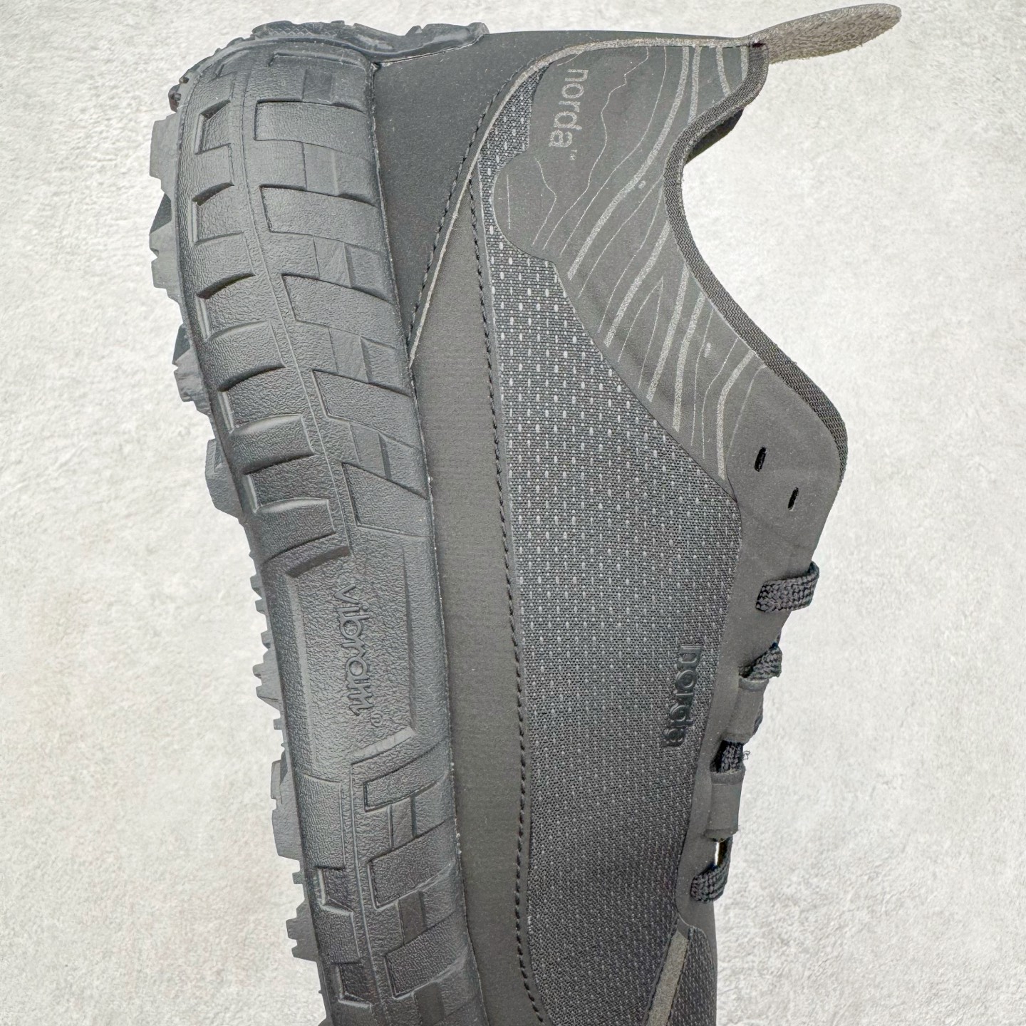 图片[6]-＃纯原 NORDA 001 G+ 轻便户外运动舒适防滑耐磨低帮跑步鞋 Norda是一个来自加拿大的品牌，由两位越野跑者Nicholas Martire 和Willamina Martire夫妇联合其他两位合作者创立，旨在打造全球最佳的越野跑鞋。在品牌正式成立之前，他们邀请了运动员、艺术家和材料专家，共同讨论如何塑造这个全新的品牌。最终，Norda品牌在2020年正式成立，但他们的第一双鞋子Norda001直到2022年1月才发布。在品牌成立的三年里，Norda总共只推出了两款跑鞋，但在配色和其他品牌的合作上却频频发力。包括Zegna、Ciele和Satisfy等跑步圈里的当红品牌，都进行了联名。Zegna更是在今年年初收购了一部分Norda的股份，并宣称将会在未来投入更多资金支持品牌的发展。尺码：36 36.5 37.5 38 38.5 39 40 40.5 41 42 42.5 43 44 44.5 45 46-选品中心