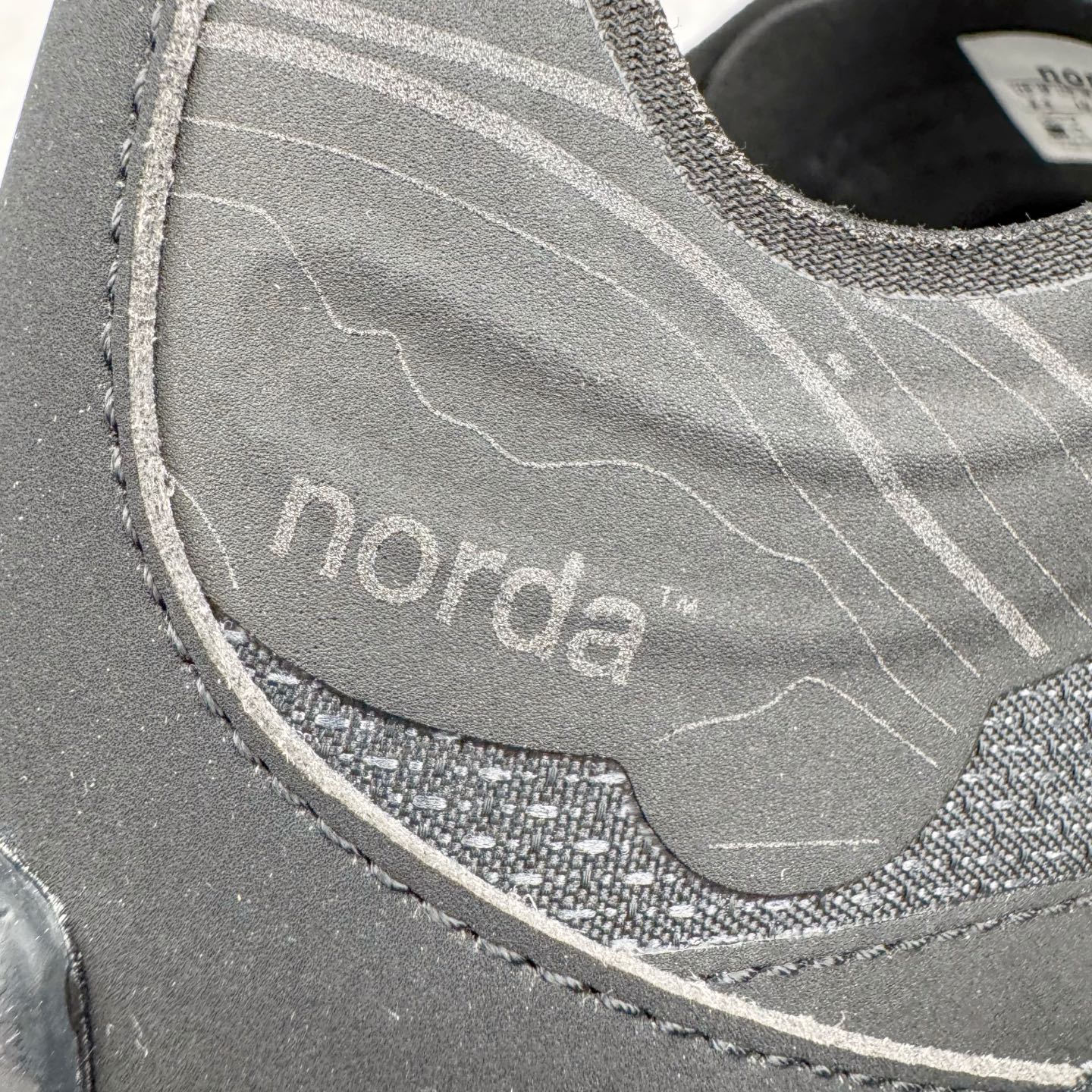 图片[16]-＃纯原 NORDA 001 G+ 轻便户外运动舒适防滑耐磨低帮跑步鞋 Norda是一个来自加拿大的品牌，由两位越野跑者Nicholas Martire 和Willamina Martire夫妇联合其他两位合作者创立，旨在打造全球最佳的越野跑鞋。在品牌正式成立之前，他们邀请了运动员、艺术家和材料专家，共同讨论如何塑造这个全新的品牌。最终，Norda品牌在2020年正式成立，但他们的第一双鞋子Norda001直到2022年1月才发布。在品牌成立的三年里，Norda总共只推出了两款跑鞋，但在配色和其他品牌的合作上却频频发力。包括Zegna、Ciele和Satisfy等跑步圈里的当红品牌，都进行了联名。Zegna更是在今年年初收购了一部分Norda的股份，并宣称将会在未来投入更多资金支持品牌的发展。尺码：36 36.5 37.5 38 38.5 39 40 40.5 41 42 42.5 43 44 44.5 45 46-选品中心