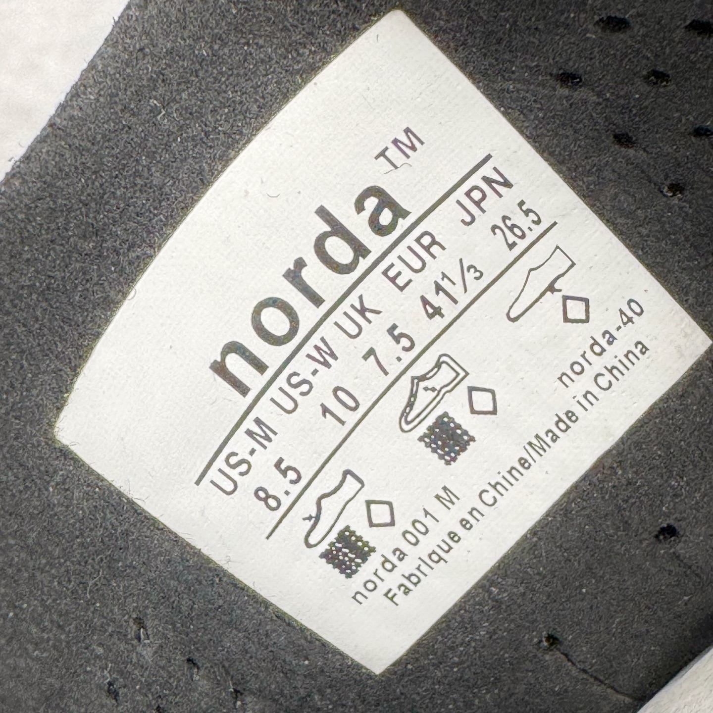 图片[12]-＃纯原 NORDA 001 G+ 轻便户外运动舒适防滑耐磨低帮跑步鞋 Norda是一个来自加拿大的品牌，由两位越野跑者Nicholas Martire 和Willamina Martire夫妇联合其他两位合作者创立，旨在打造全球最佳的越野跑鞋。在品牌正式成立之前，他们邀请了运动员、艺术家和材料专家，共同讨论如何塑造这个全新的品牌。最终，Norda品牌在2020年正式成立，但他们的第一双鞋子Norda001直到2022年1月才发布。在品牌成立的三年里，Norda总共只推出了两款跑鞋，但在配色和其他品牌的合作上却频频发力。包括Zegna、Ciele和Satisfy等跑步圈里的当红品牌，都进行了联名。Zegna更是在今年年初收购了一部分Norda的股份，并宣称将会在未来投入更多资金支持品牌的发展。尺码：36 36.5 37.5 38 38.5 39 40 40.5 41 42 42.5 43 44 44.5 45 46-选品中心