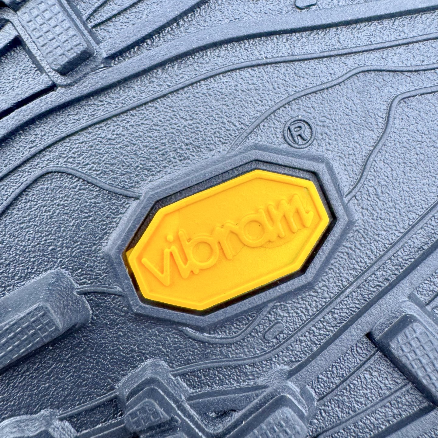 图片[19]-＃纯原 NORDA 001 G+ 轻便户外运动舒适防滑耐磨低帮跑步鞋 Norda是一个来自加拿大的品牌，由两位越野跑者Nicholas Martire 和Willamina Martire夫妇联合其他两位合作者创立，旨在打造全球最佳的越野跑鞋。在品牌正式成立之前，他们邀请了运动员、艺术家和材料专家，共同讨论如何塑造这个全新的品牌。最终，Norda品牌在2020年正式成立，但他们的第一双鞋子Norda001直到2022年1月才发布。在品牌成立的三年里，Norda总共只推出了两款跑鞋，但在配色和其他品牌的合作上却频频发力。包括Zegna、Ciele和Satisfy等跑步圈里的当红品牌，都进行了联名。Zegna更是在今年年初收购了一部分Norda的股份，并宣称将会在未来投入更多资金支持品牌的发展。尺码：36 36.5 37.5 38 38.5 39 40 40.5 41 42 42.5 43 44 44.5 45 46-选品中心