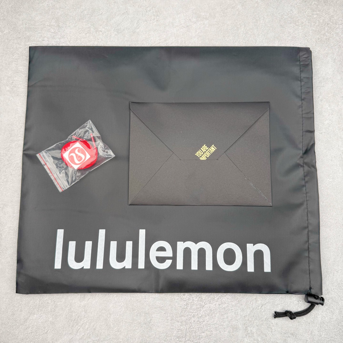 图片[18]-＃GD广顶 lululemon Cityverse 露露乐檬极简主义减震耐磨低帮生活休闲鞋 Cityverse将运动性能融入经典休闲鞋中，中底提供出色缓震，并贴合足部曲线，带来全天候的舒适感。鞋面采用两种材质拼接，且前半部分采用热熔压胶处理，无任何缝线，保留了鞋身整体性。模制泡沫的鞋垫带来上乘的脚感，在平日休闲穿着时不会磨脚，也能提供轻质软弹的效果。25年来，lululemon一直秉持“感受为先”的设计理念，并相信更好的感受带来更好的表现。此次男鞋的设计亦是如此。投入多年研究，针对男性在不同运动场景中的脚步形态设计了不同鞋履款式。同时，还进行了生物力学与形态学研究，为“他”带来更好的贴合度和感受。尺码：36 36.5 37.5 38 38.5 39 40 40.5 41 42 42.5 43 44 44.5 45-选品中心