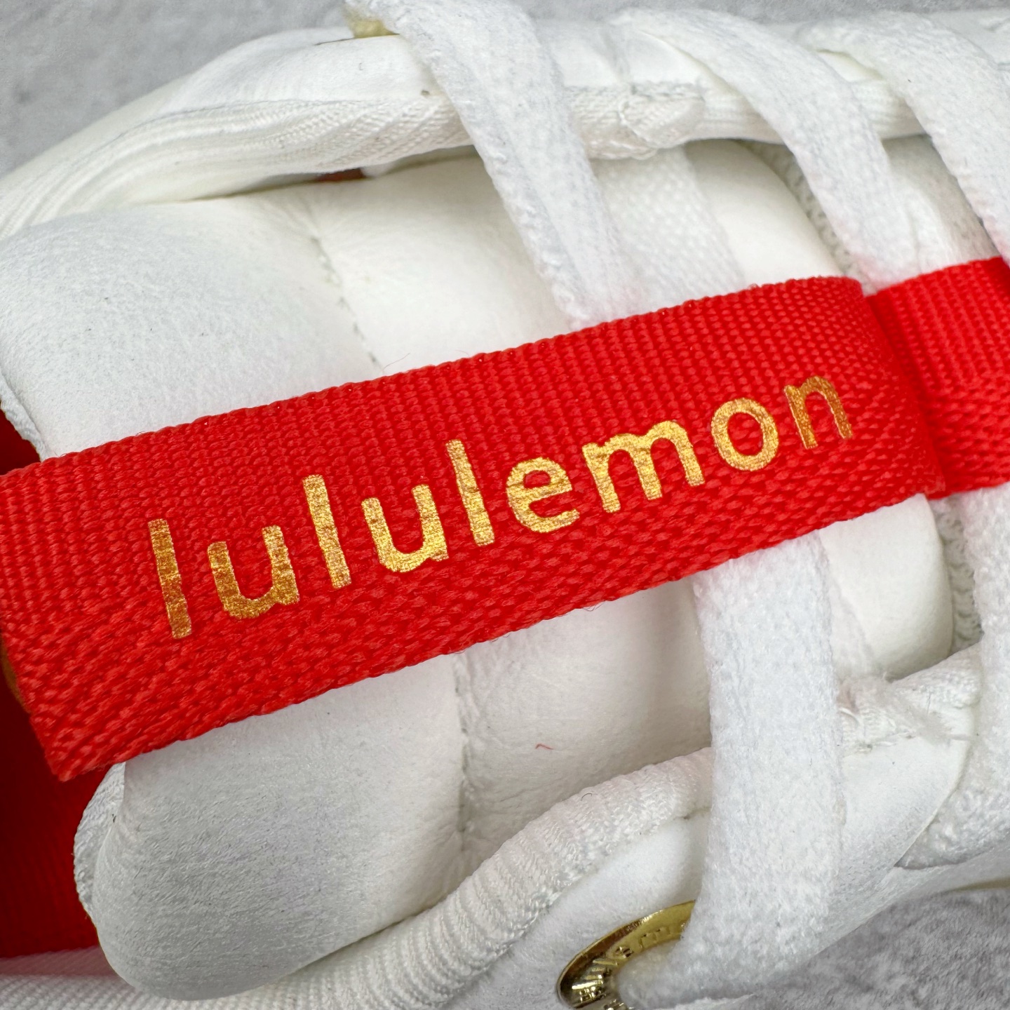 图片[15]-＃GD广顶 lululemon Cityverse 露露乐檬极简主义减震耐磨低帮生活休闲鞋 Cityverse将运动性能融入经典休闲鞋中，中底提供出色缓震，并贴合足部曲线，带来全天候的舒适感。鞋面采用两种材质拼接，且前半部分采用热熔压胶处理，无任何缝线，保留了鞋身整体性。模制泡沫的鞋垫带来上乘的脚感，在平日休闲穿着时不会磨脚，也能提供轻质软弹的效果。25年来，lululemon一直秉持“感受为先”的设计理念，并相信更好的感受带来更好的表现。此次男鞋的设计亦是如此。投入多年研究，针对男性在不同运动场景中的脚步形态设计了不同鞋履款式。同时，还进行了生物力学与形态学研究，为“他”带来更好的贴合度和感受。尺码：36 36.5 37.5 38 38.5 39 40 40.5 41 42 42.5 43 44 44.5 45-选品中心