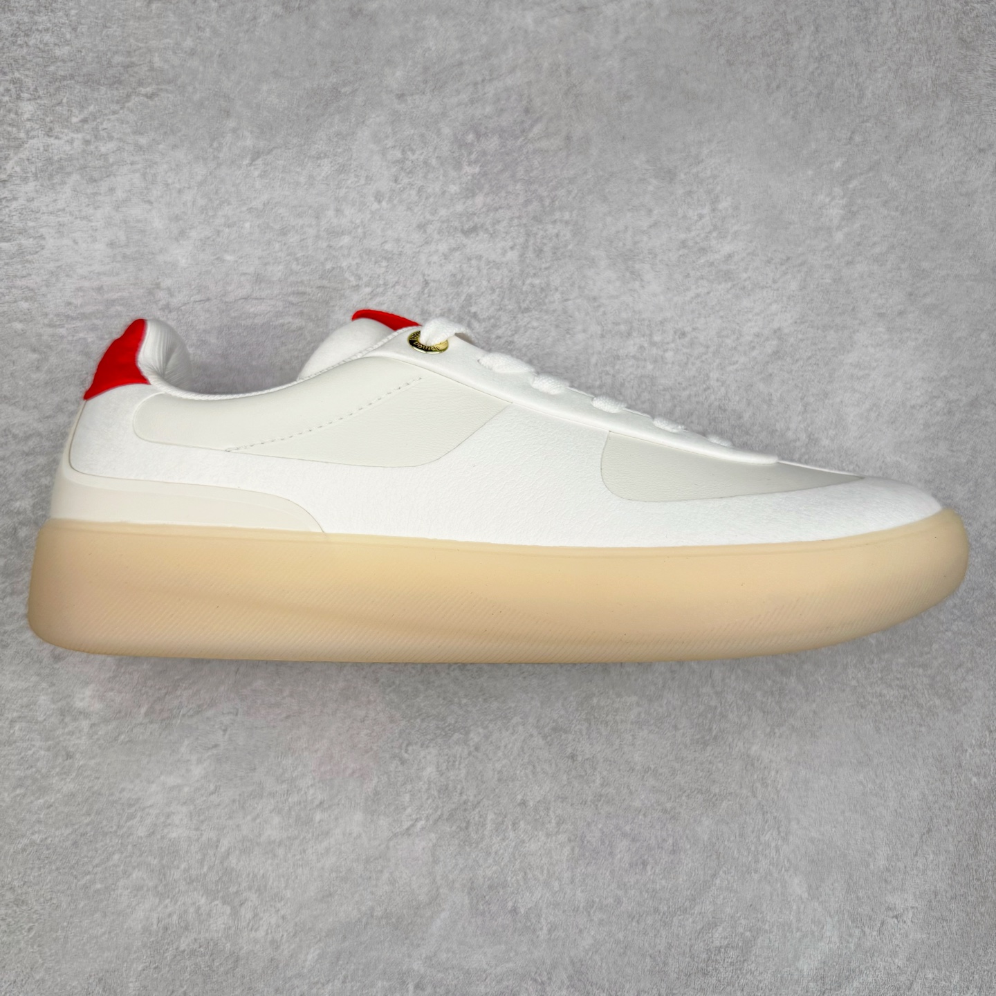 ＃GD广顶 lululemon Cityverse 露露乐檬极简主义减震耐磨低帮生活休闲鞋 Cityverse将运动性能融入经典休闲鞋中，中底提供出色缓震，并贴合足部曲线，带来全天候的舒适感。鞋面采用两种材质拼接，且前半部分采用热熔压胶处理，无任何缝线，保留了鞋身整体性。模制泡沫的鞋垫带来上乘的脚感，在平日休闲穿着时不会磨脚，也能提供轻质软弹的效果。25年来，lululemon一直秉持“感受为先”的设计理念，并相信更好的感受带来更好的表现。此次男鞋的设计亦是如此。投入多年研究，针对男性在不同运动场景中的脚步形态设计了不同鞋履款式。同时，还进行了生物力学与形态学研究，为“他”带来更好的贴合度和感受。尺码：36 36.5 37.5 38 38.5 39 40 40.5 41 42 42.5 43 44 44.5 45-选品中心