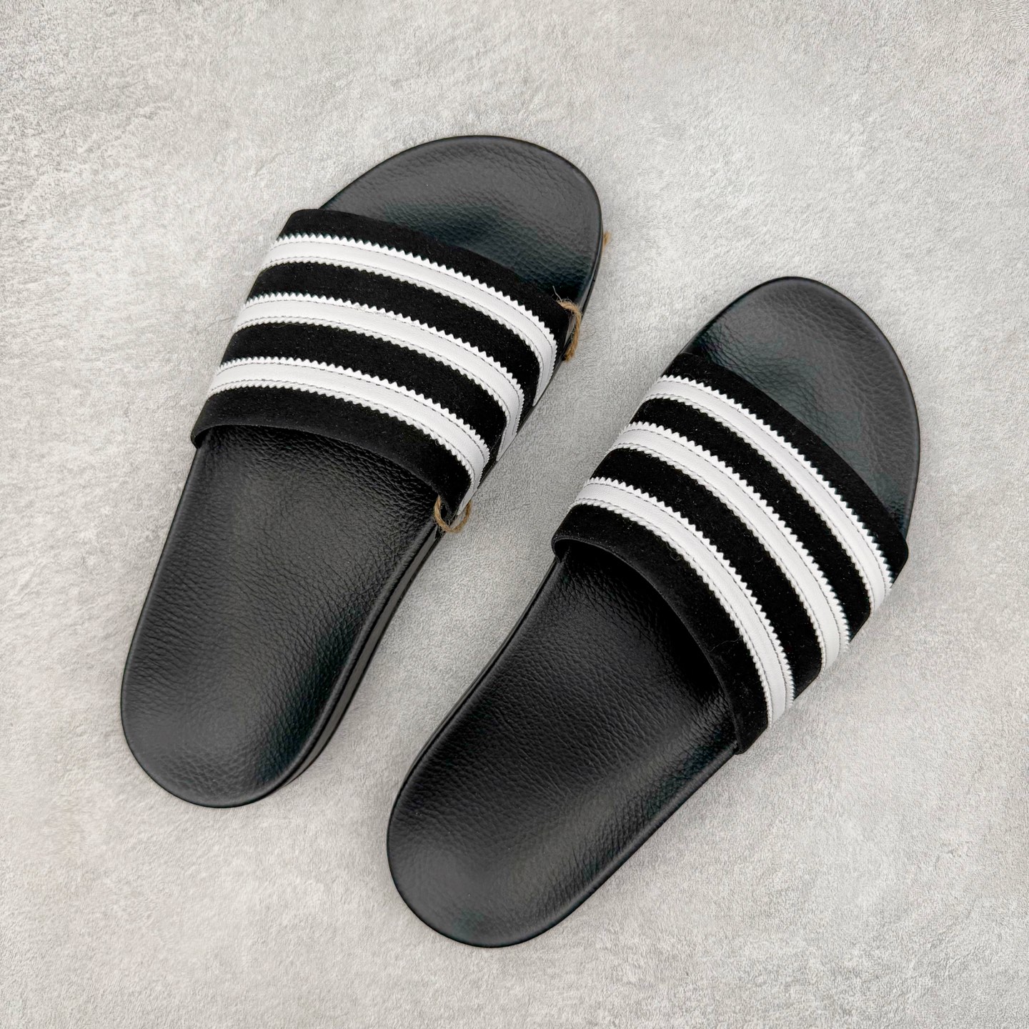 图片[3]-Fear of God x AD Originals Unisex FOG联名一字拖鞋 IH2270 尺码：36 36.5 37.5 38 38.5 39 40 40.5 41 42 42.5 43 44 44.5 45 46-选品中心