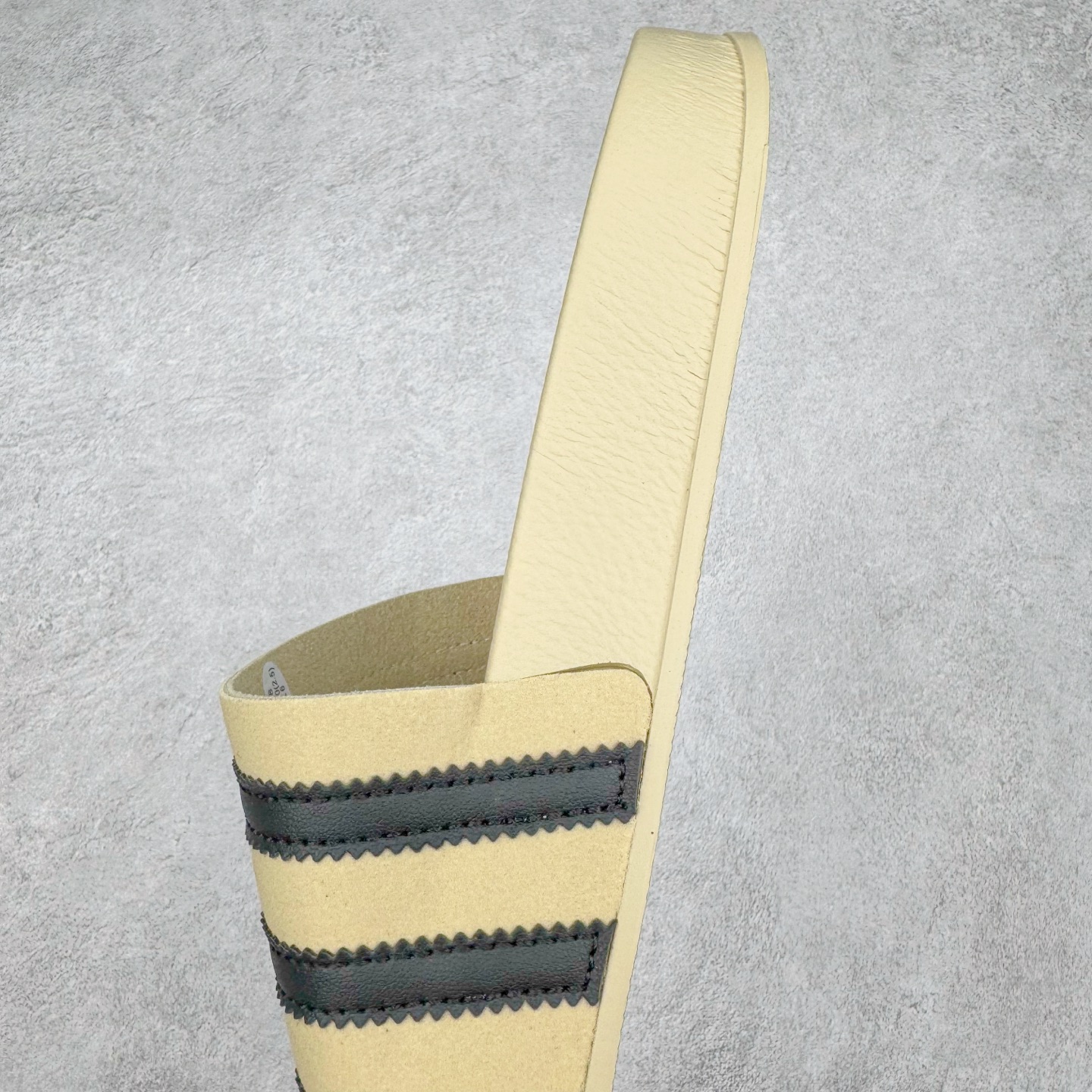 图片[7]-Fear of God x AD Originals Unisex FOG联名一字拖鞋 IH2273 尺码：36 36.5 37.5 38 38.5 39 40 40.5 41 42 42.5 43 44 44.5 45 46-选品中心