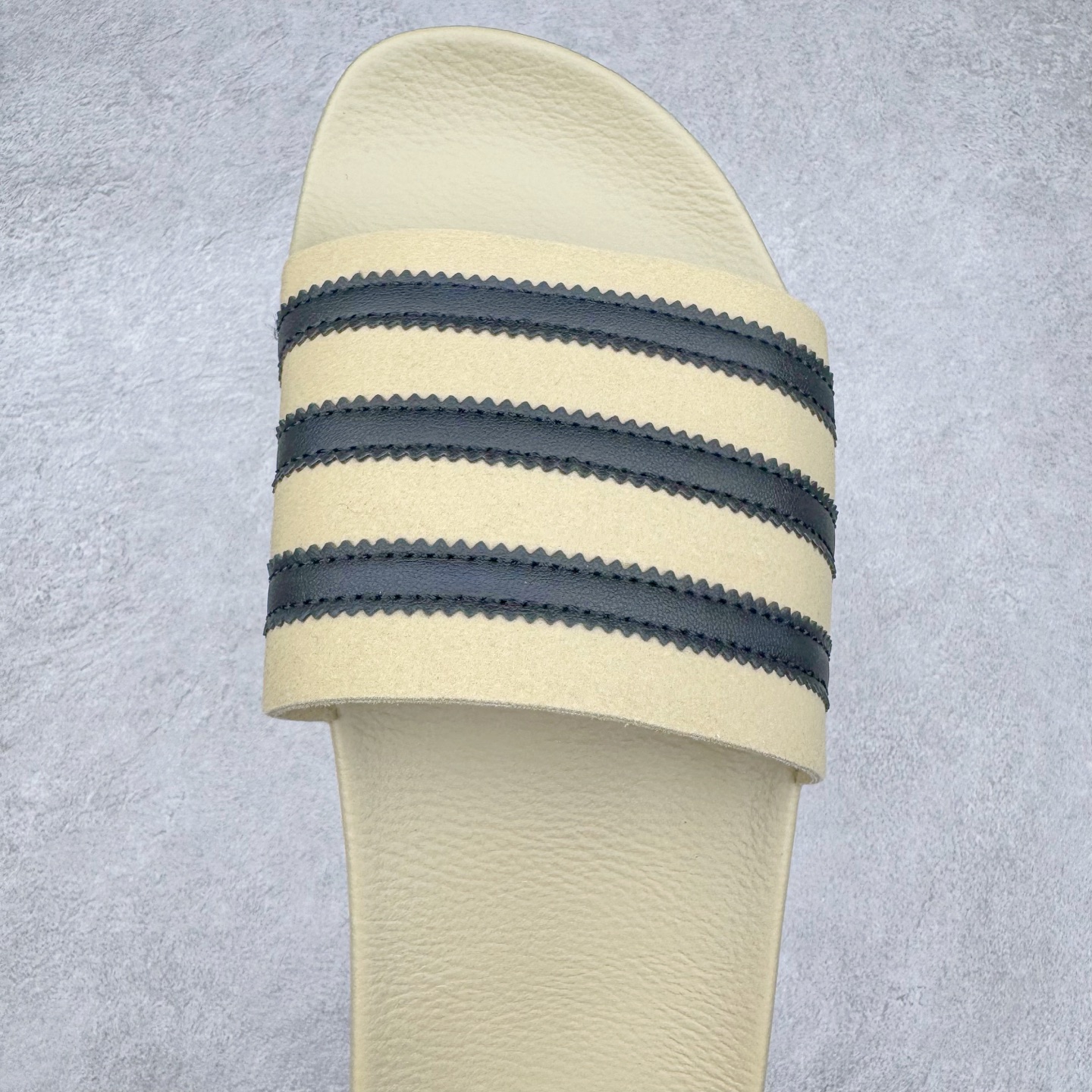 图片[4]-Fear of God x AD Originals Unisex FOG联名一字拖鞋 IH2273 尺码：36 36.5 37.5 38 38.5 39 40 40.5 41 42 42.5 43 44 44.5 45 46-选品中心