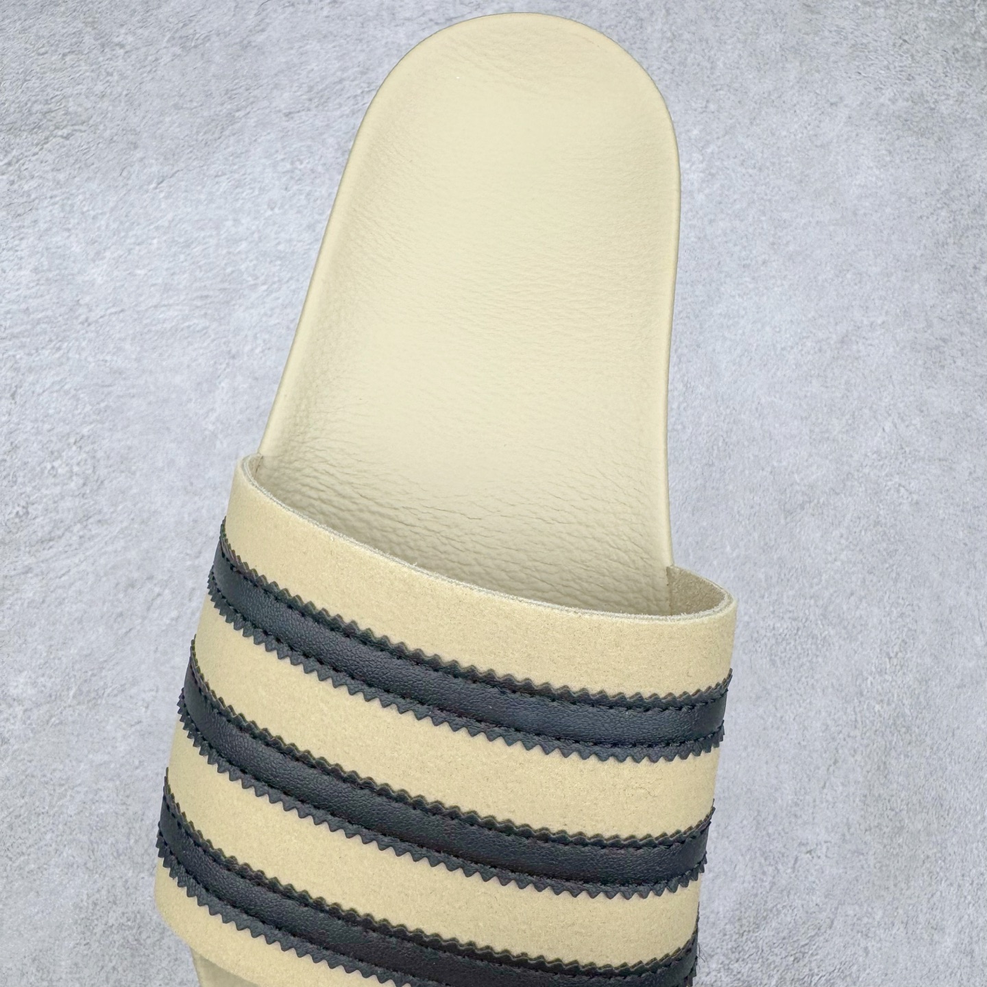 图片[5]-Fear of God x AD Originals Unisex FOG联名一字拖鞋 IH2273 尺码：36 36.5 37.5 38 38.5 39 40 40.5 41 42 42.5 43 44 44.5 45 46-选品中心