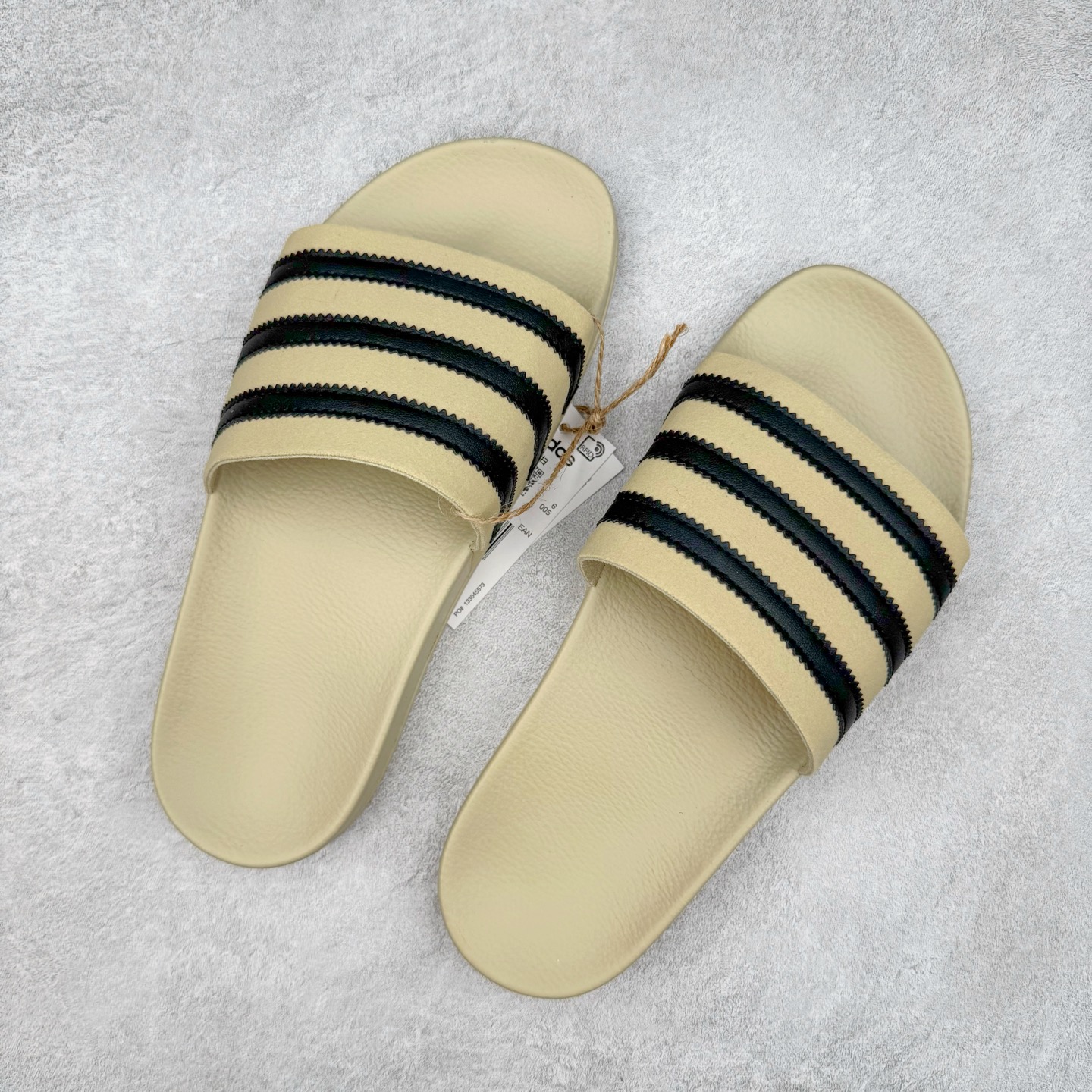 图片[3]-Fear of God x AD Originals Unisex FOG联名一字拖鞋 IH2273 尺码：36 36.5 37.5 38 38.5 39 40 40.5 41 42 42.5 43 44 44.5 45 46-选品中心