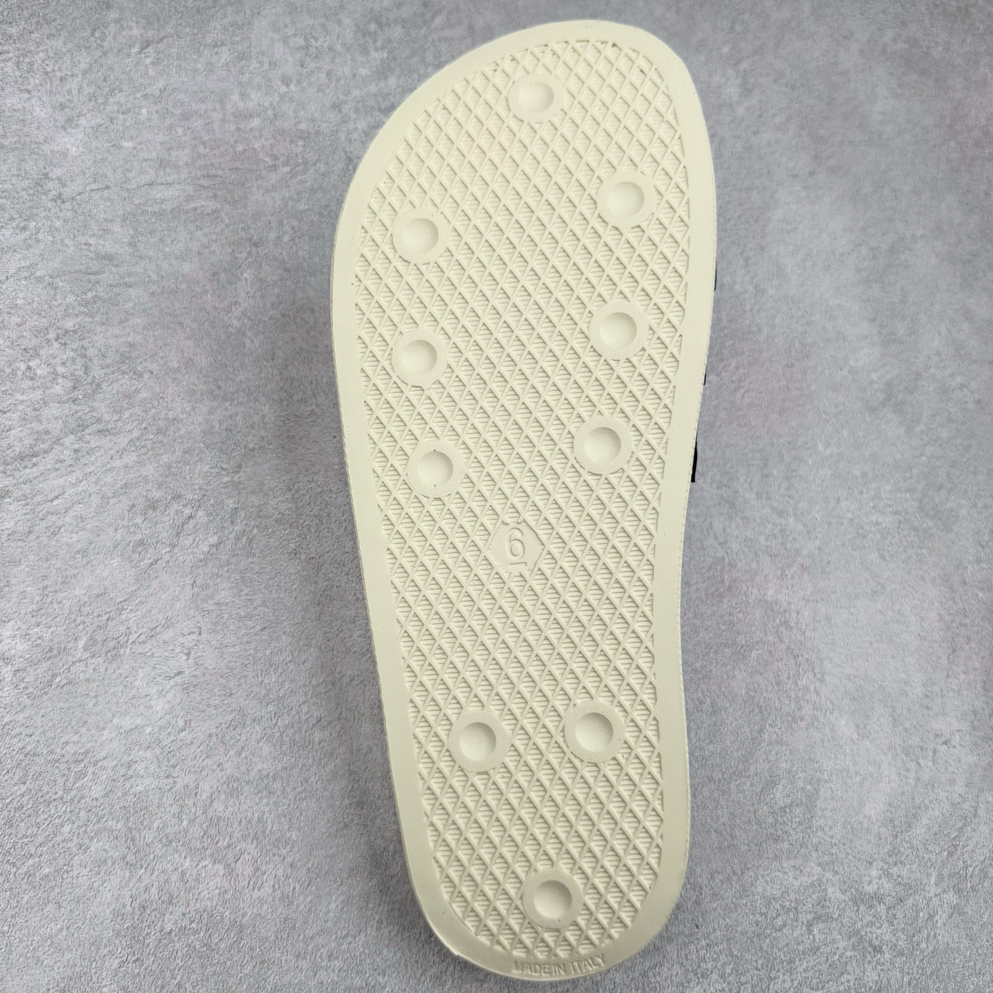 图片[9]-Fear of God x AD Originals Unisex FOG联名一字拖鞋 IH2272 尺码：36 36.5 37.5 38 38.5 39 40 40.5 41 42 42.5 43 44 44.5 45 46-选品中心