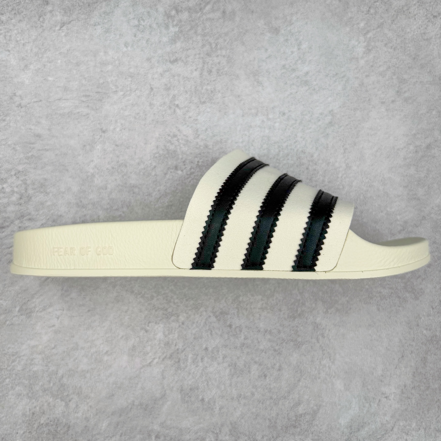 Fear of God x AD Originals Unisex FOG联名一字拖鞋 IH2272 尺码：36 36.5 37.5 38 38.5 39 40 40.5 41 42 42.5 43 44 44.5 45 46-选品中心
