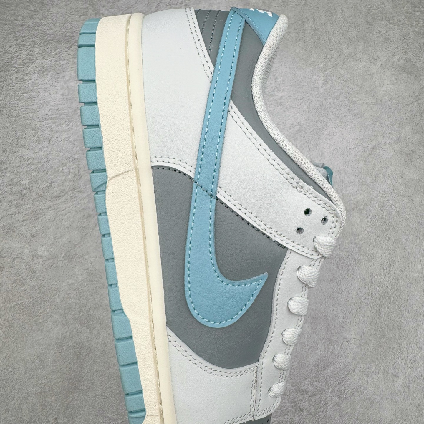 图片[6]-＃YC纯原 NK Dunk Low 蓝灰 HF5441-001 实力大厂出品 新配色陆续开发 利润个位数只为口碑 全套原纸板楦头开发 确保原汁原味 完美呈现DUNK版型 一比一鞋头弧度高度鞋身弧度 此版本只针对中端市场 皮料材质有所更替 其他数据细节工艺流程均保持一致 绝不口嗨 细节品控鞋型随意对比 独家私模官方第六代原厂航空铝磨具打磨大底 鞋头坡度极致还原 无解鞋型 原盒原配 圈内天花板工艺 原厂玻璃冲刀 超高清洁度 全鞋零毛边皮料切割 原厂中底布点胶 中底布拉帮走线遵循公司 尺码：40 40.5 41 42 42.5 43 44 44.5 45 46-选品中心