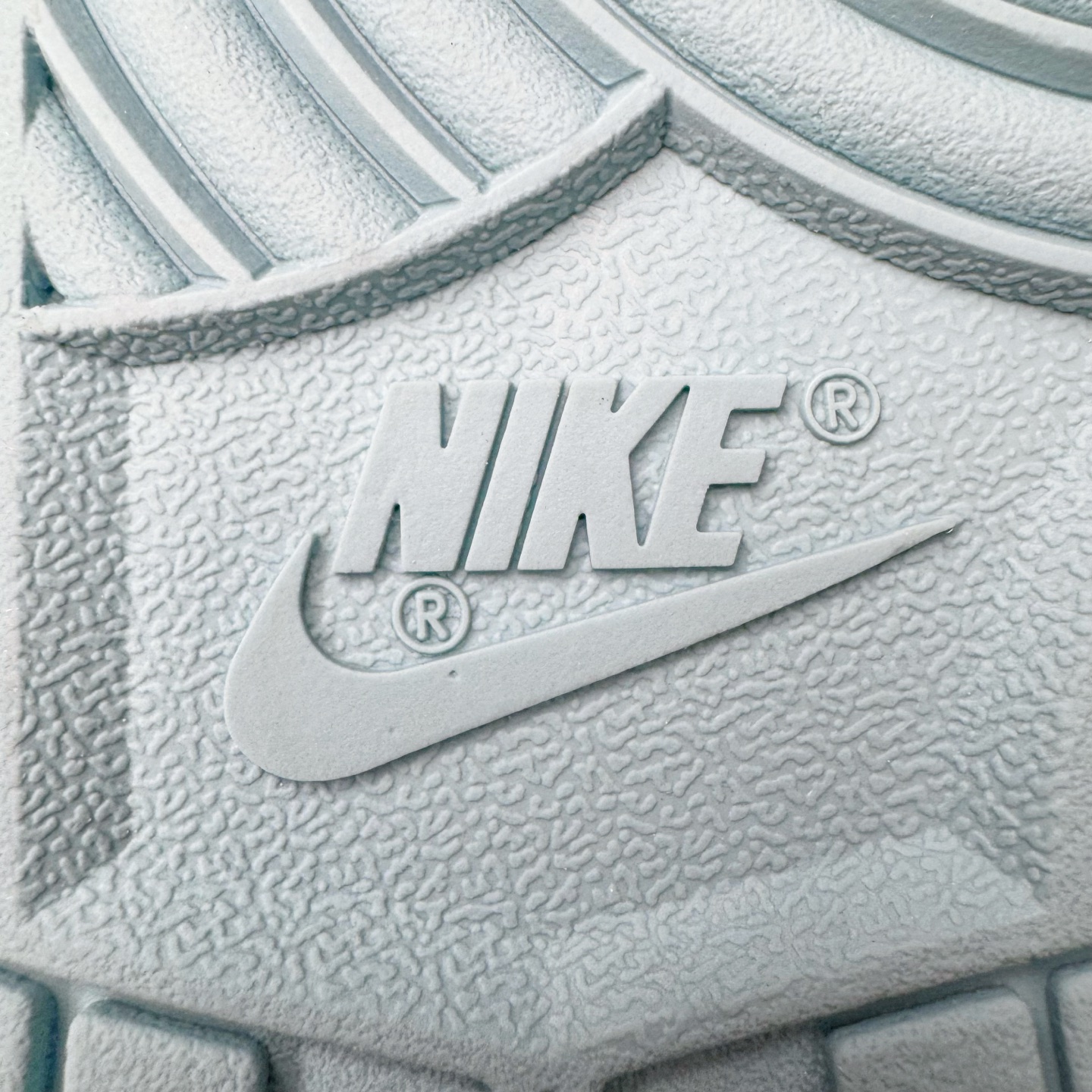 图片[18]-＃YC纯原 NK Dunk Low 蓝灰 HF5441-001 实力大厂出品 新配色陆续开发 利润个位数只为口碑 全套原纸板楦头开发 确保原汁原味 完美呈现DUNK版型 一比一鞋头弧度高度鞋身弧度 此版本只针对中端市场 皮料材质有所更替 其他数据细节工艺流程均保持一致 绝不口嗨 细节品控鞋型随意对比 独家私模官方第六代原厂航空铝磨具打磨大底 鞋头坡度极致还原 无解鞋型 原盒原配 圈内天花板工艺 原厂玻璃冲刀 超高清洁度 全鞋零毛边皮料切割 原厂中底布点胶 中底布拉帮走线遵循公司 尺码：40 40.5 41 42 42.5 43 44 44.5 45 46-选品中心